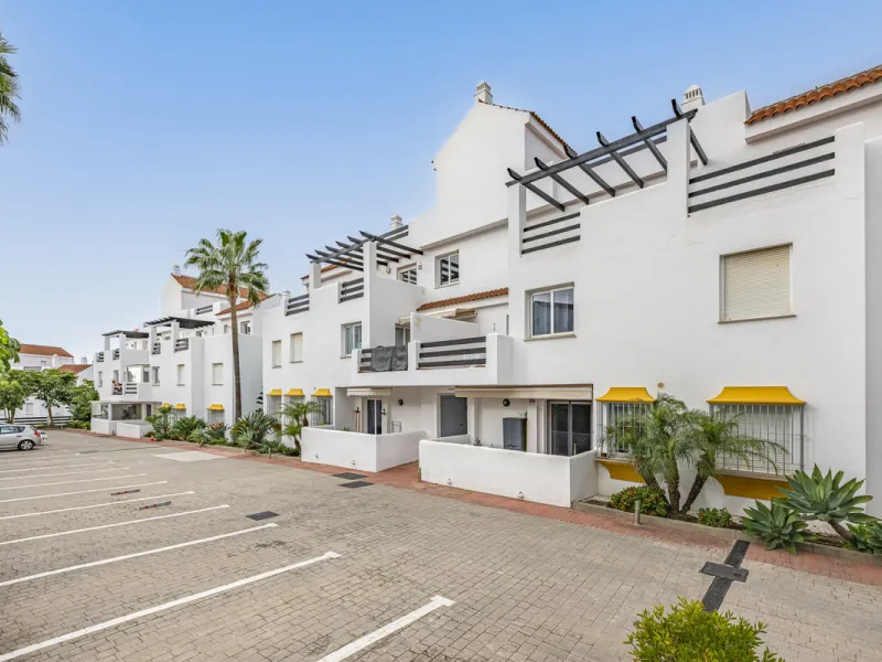 Apartment - Middle Floor Apartment в продаже в Estepona, Málaga. В доме 2 спален и 2 ванных комнат. Площадь дома 99 м²