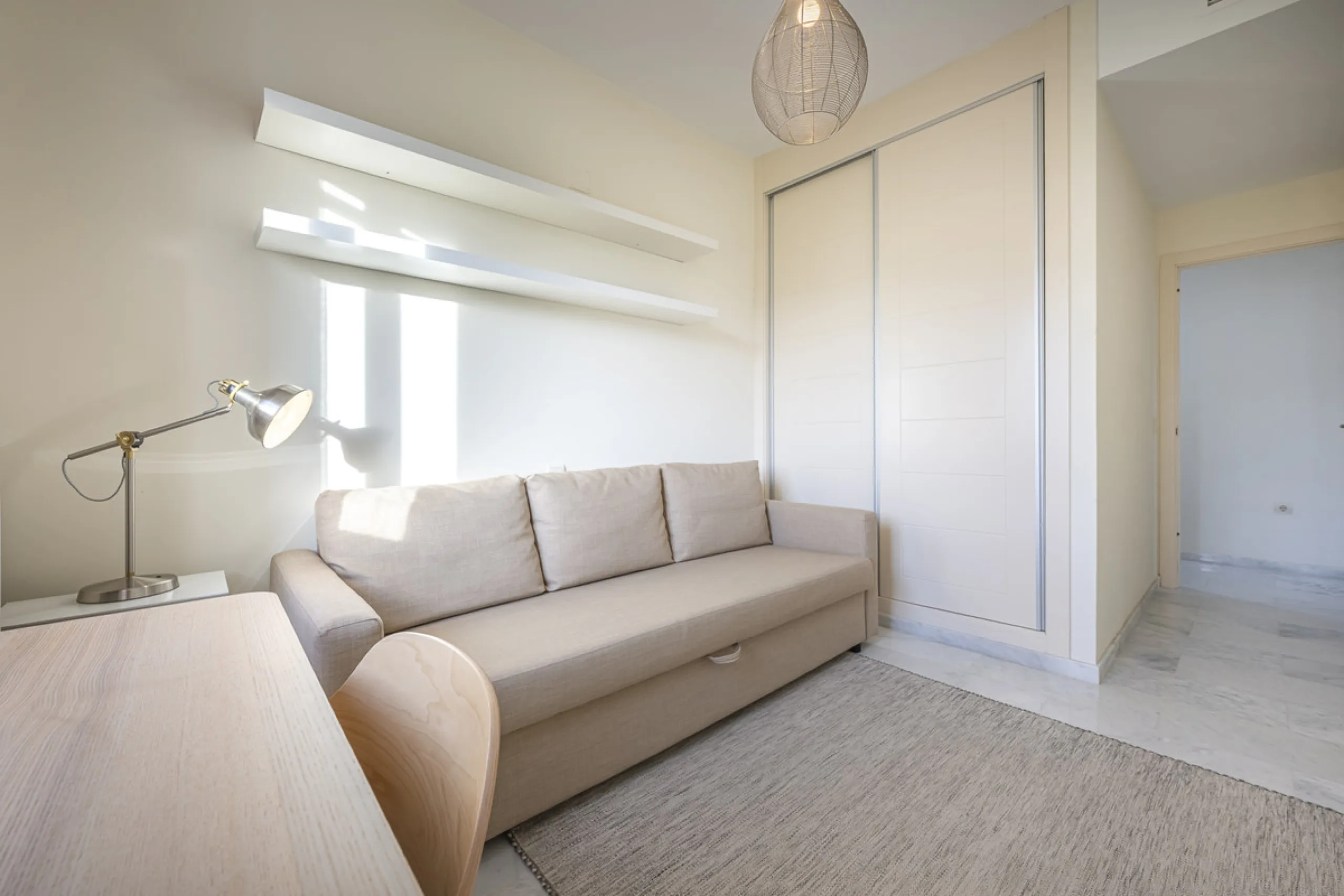 Apartment - Middle Floor Apartment в продаже в Estepona, Málaga. В доме 2 спален и 2 ванных комнат. Площадь дома 99 м²