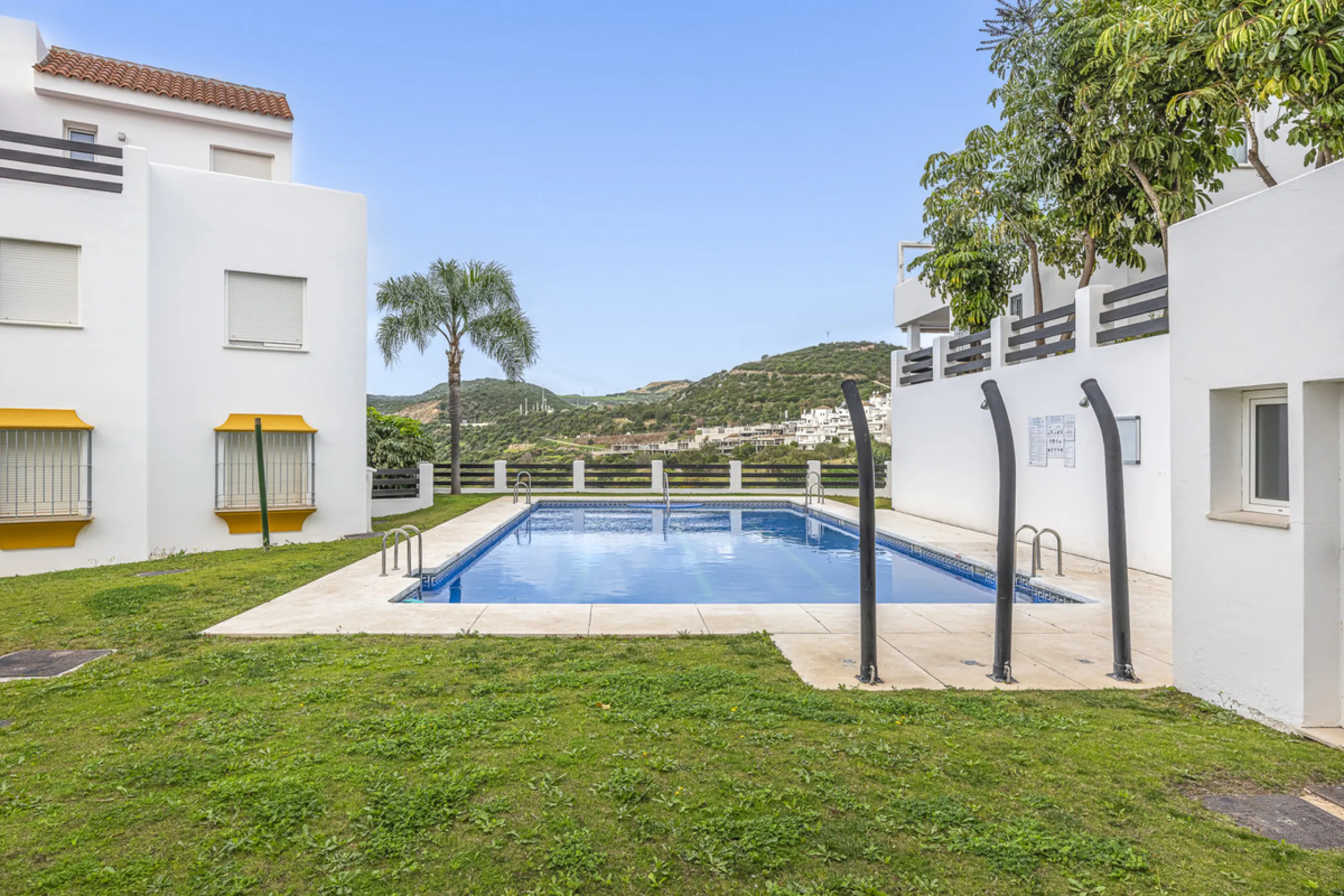 Apartment - Middle Floor Apartment в продаже в Estepona, Málaga. В доме 2 спален и 2 ванных комнат. Площадь дома 99 м²