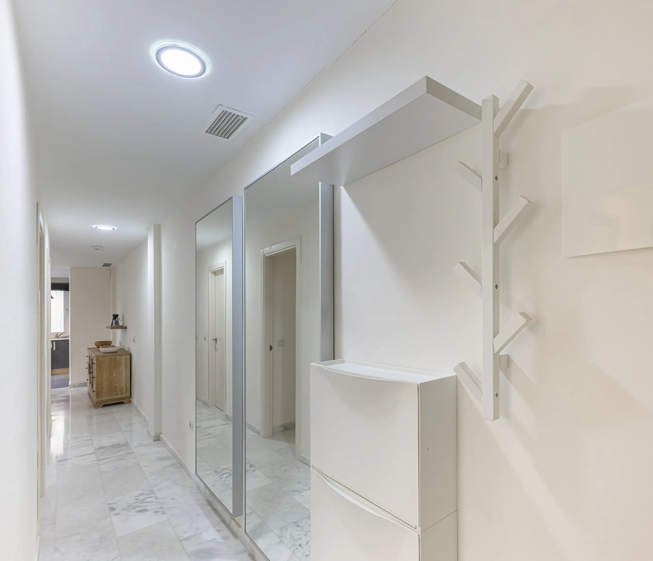 Apartment - Middle Floor Apartment в продаже в Estepona, Málaga. В доме 2 спален и 2 ванных комнат. Площадь дома 99 м²
