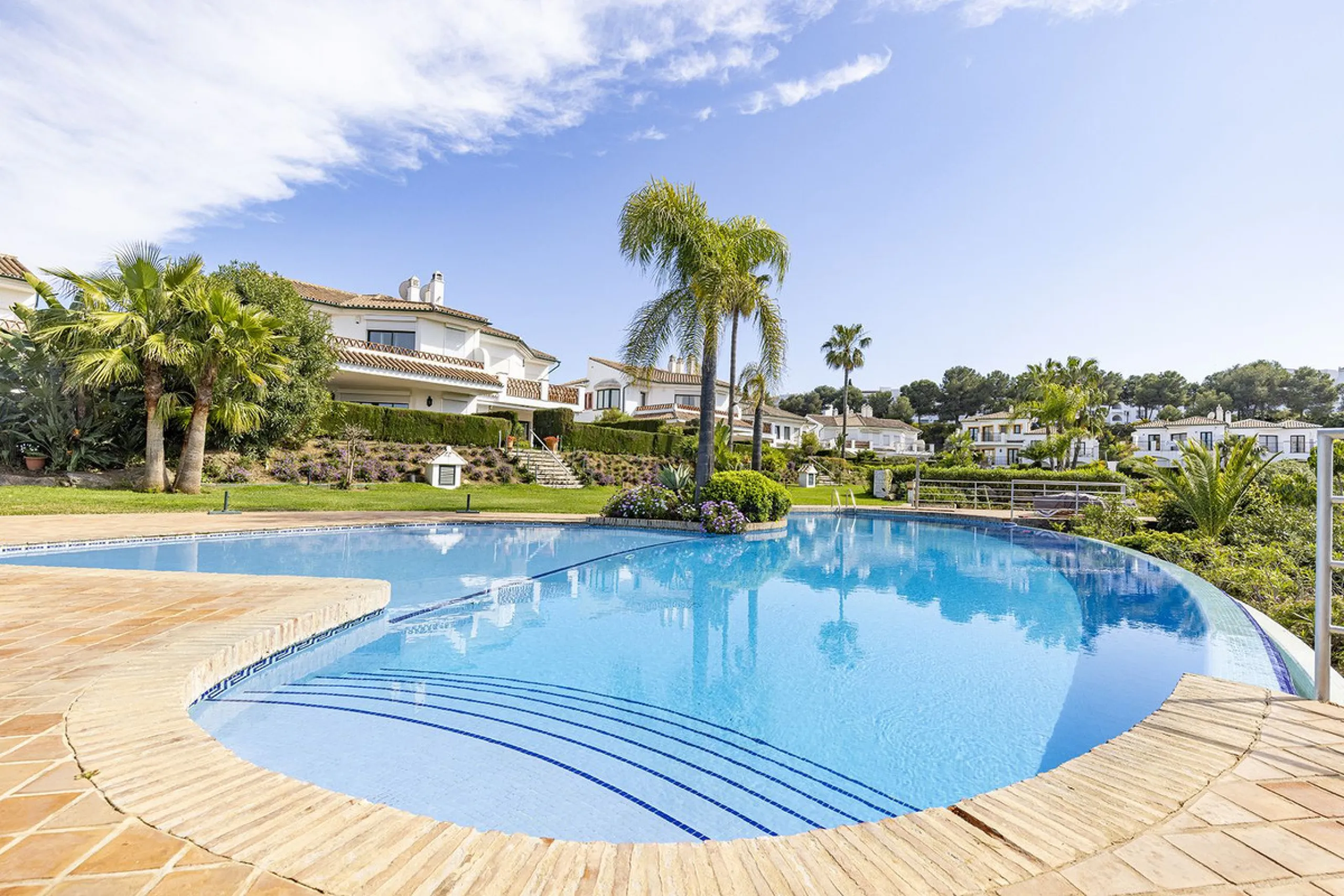 Discover the perfect blend of comfort and scenery in this charming semi-detached house, situated in the Islas de Miraflores residential development. The property is boasting breathtaking views over the rolling greens of the golf course and distant mountai