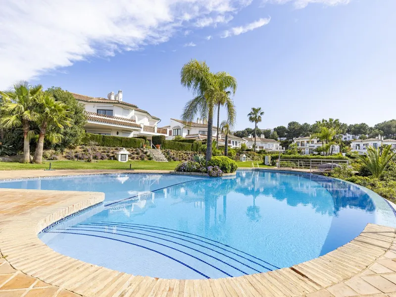 Discover the perfect blend of comfort and scenery in this charming semi-detached house, situated in the Islas de Miraflores residential development. The property is boasting breathtaking views over the rolling greens of the golf course and distant mountai