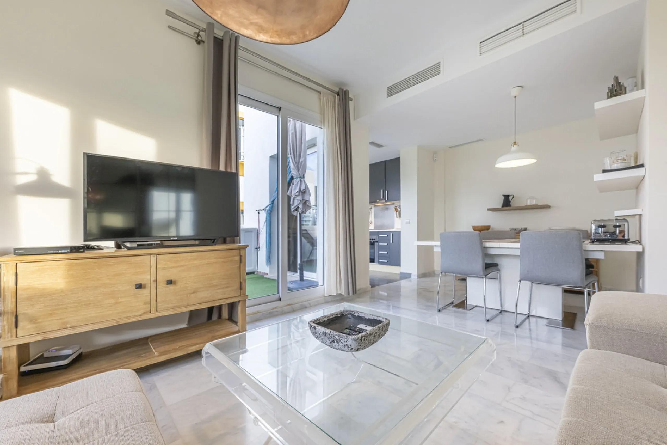 Apartment - Middle Floor Apartment в продаже в Estepona, Málaga. В доме 2 спален и 2 ванных комнат. Площадь дома 99 м²