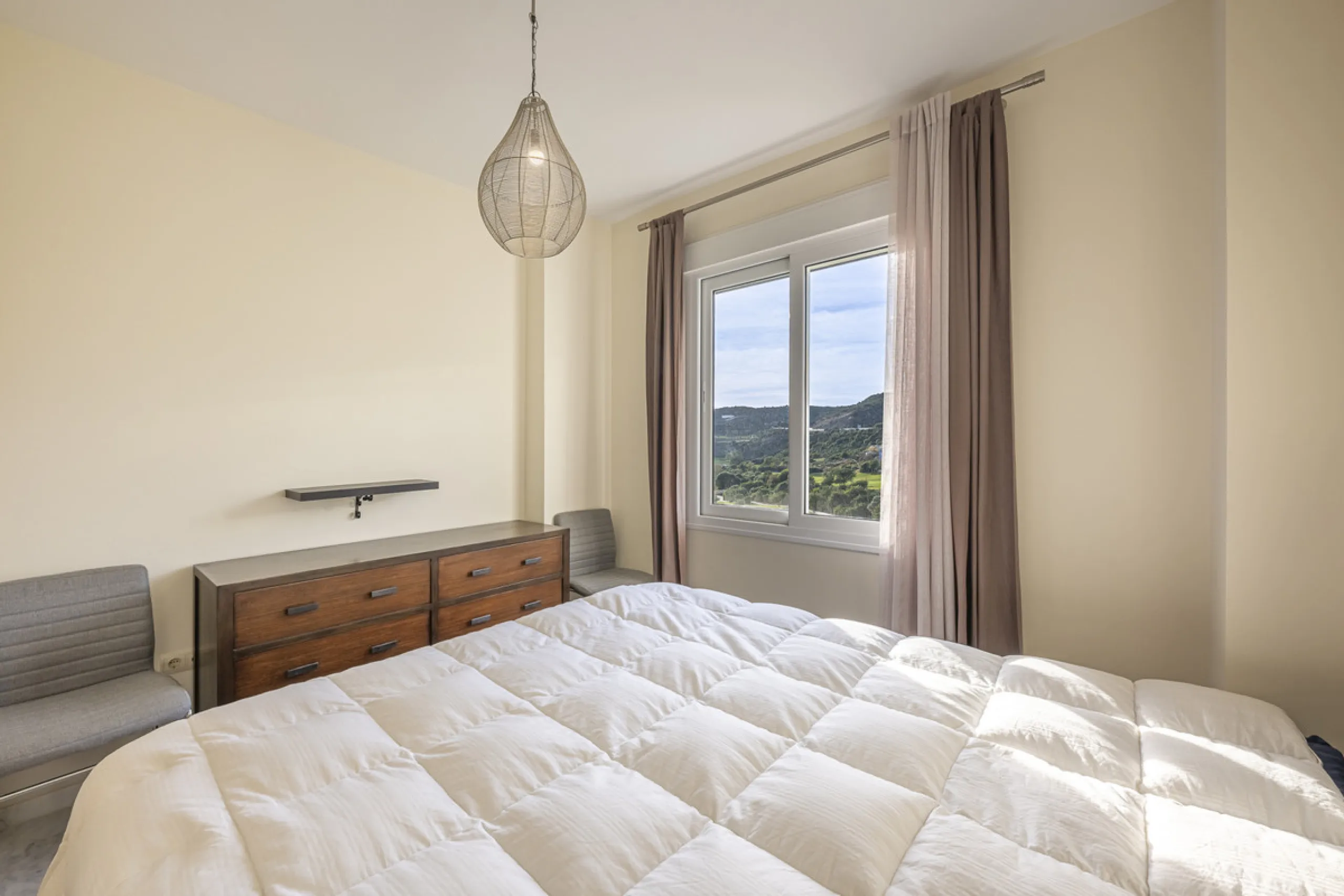 Apartment - Middle Floor Apartment в продаже в Estepona, Málaga. В доме 2 спален и 2 ванных комнат. Площадь дома 99 м²