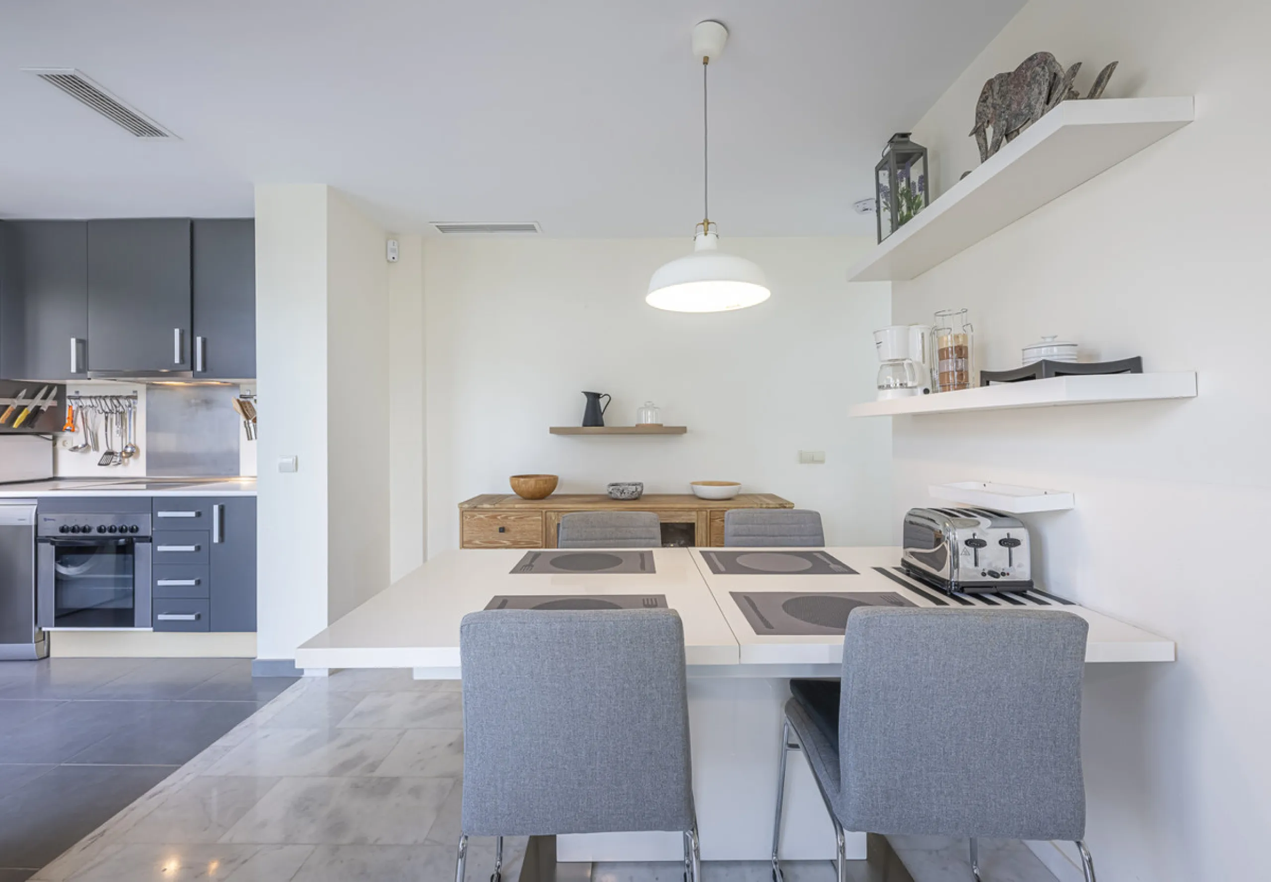 Apartment - Middle Floor Apartment в продаже в Estepona, Málaga. В доме 2 спален и 2 ванных комнат. Площадь дома 99 м²