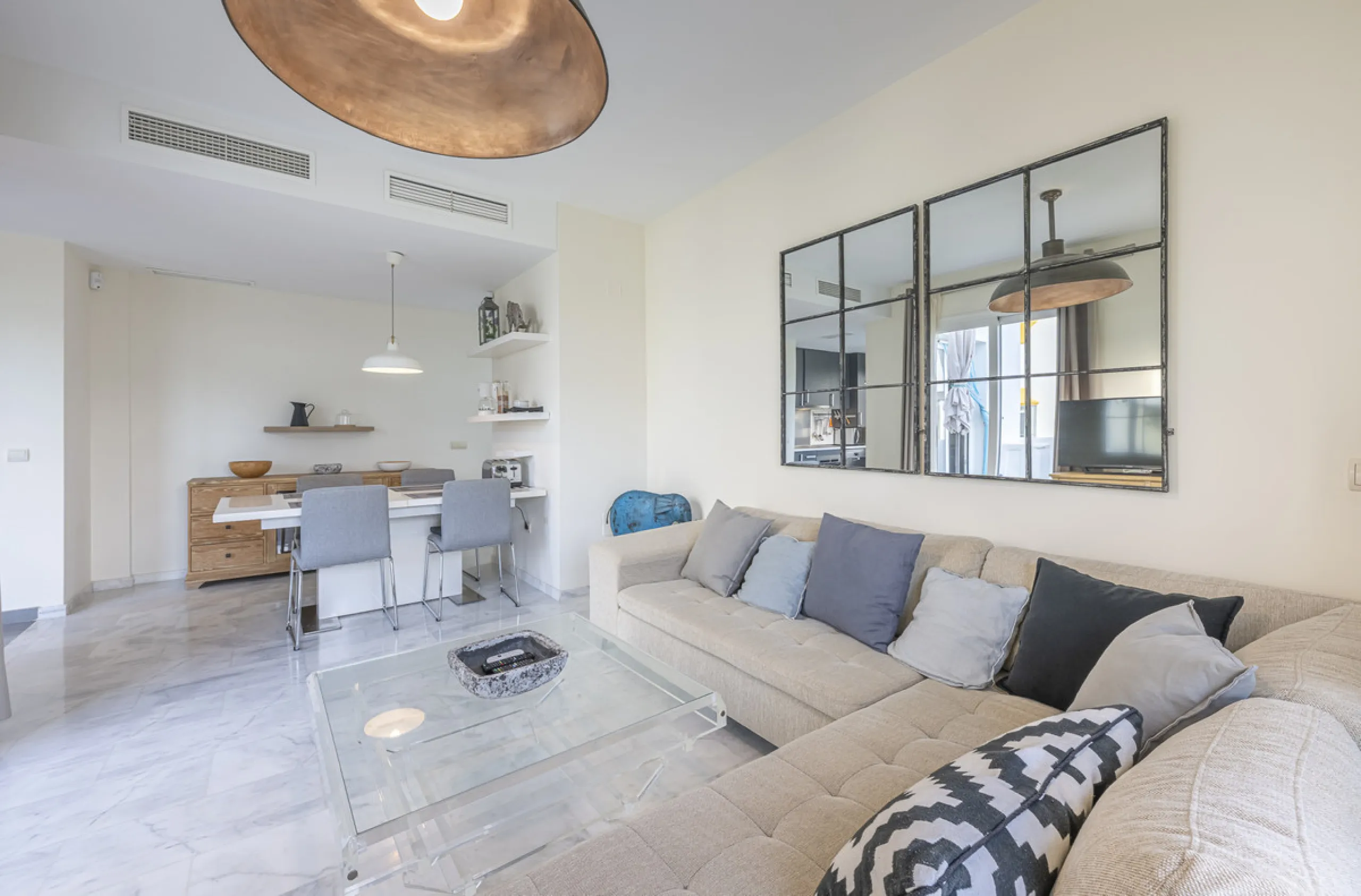 Apartment - Middle Floor Apartment в продаже в Estepona, Málaga. В доме 2 спален и 2 ванных комнат. Площадь дома 99 м²