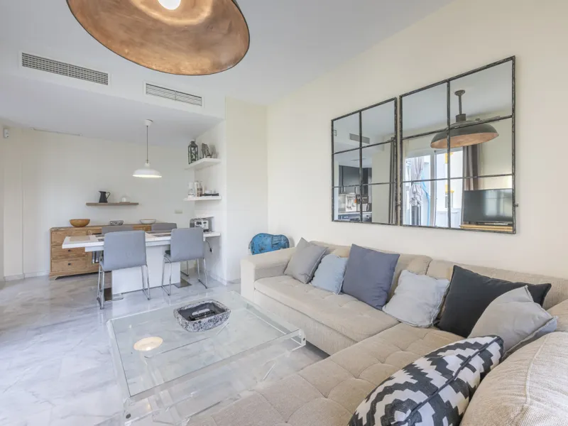 Apartment - Middle Floor Apartment в продаже в Estepona, Málaga. В доме 2 спален и 2 ванных комнат. Площадь дома 99 м²