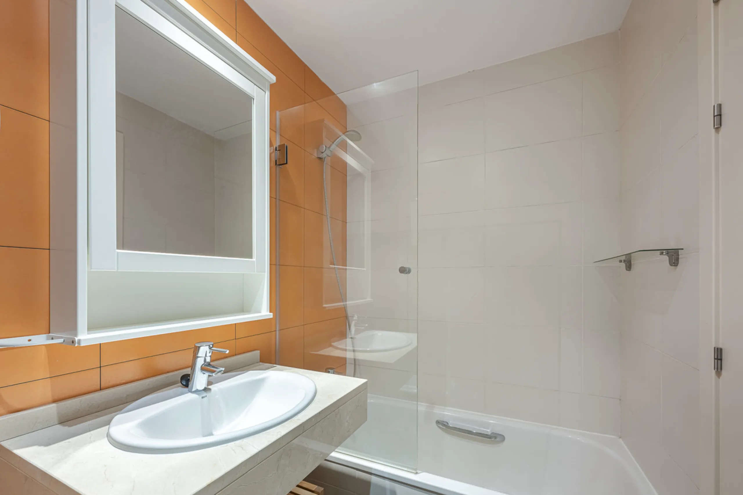 Apartment - Middle Floor Apartment в продаже в Estepona, Málaga. В доме 2 спален и 2 ванных комнат. Площадь дома 99 м²