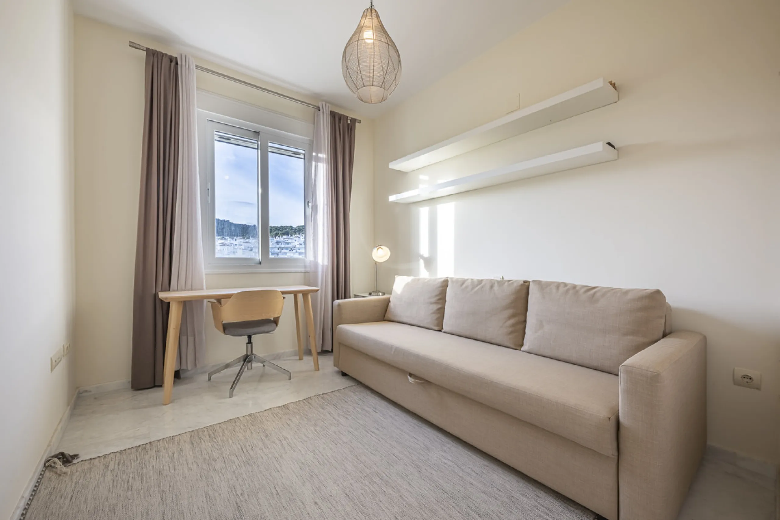 Apartment - Middle Floor Apartment в продаже в Estepona, Málaga. В доме 2 спален и 2 ванных комнат. Площадь дома 99 м²