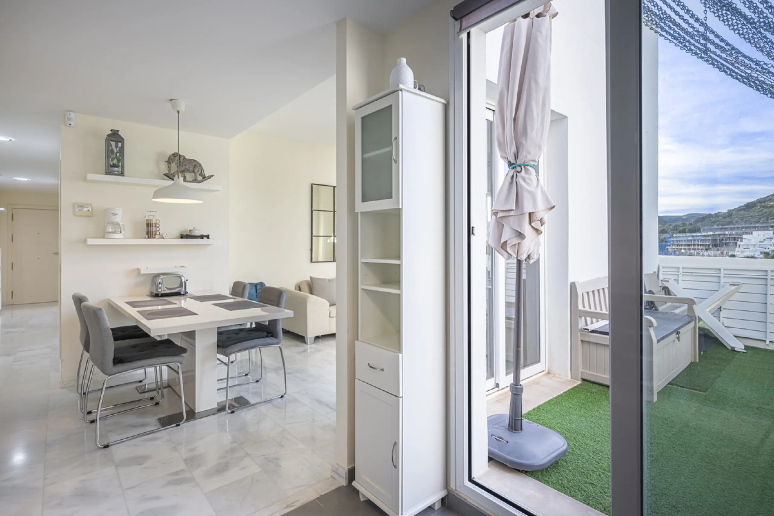Apartment - Middle Floor Apartment в продаже в Estepona, Málaga. В доме 2 спален и 2 ванных комнат. Площадь дома 99 м²