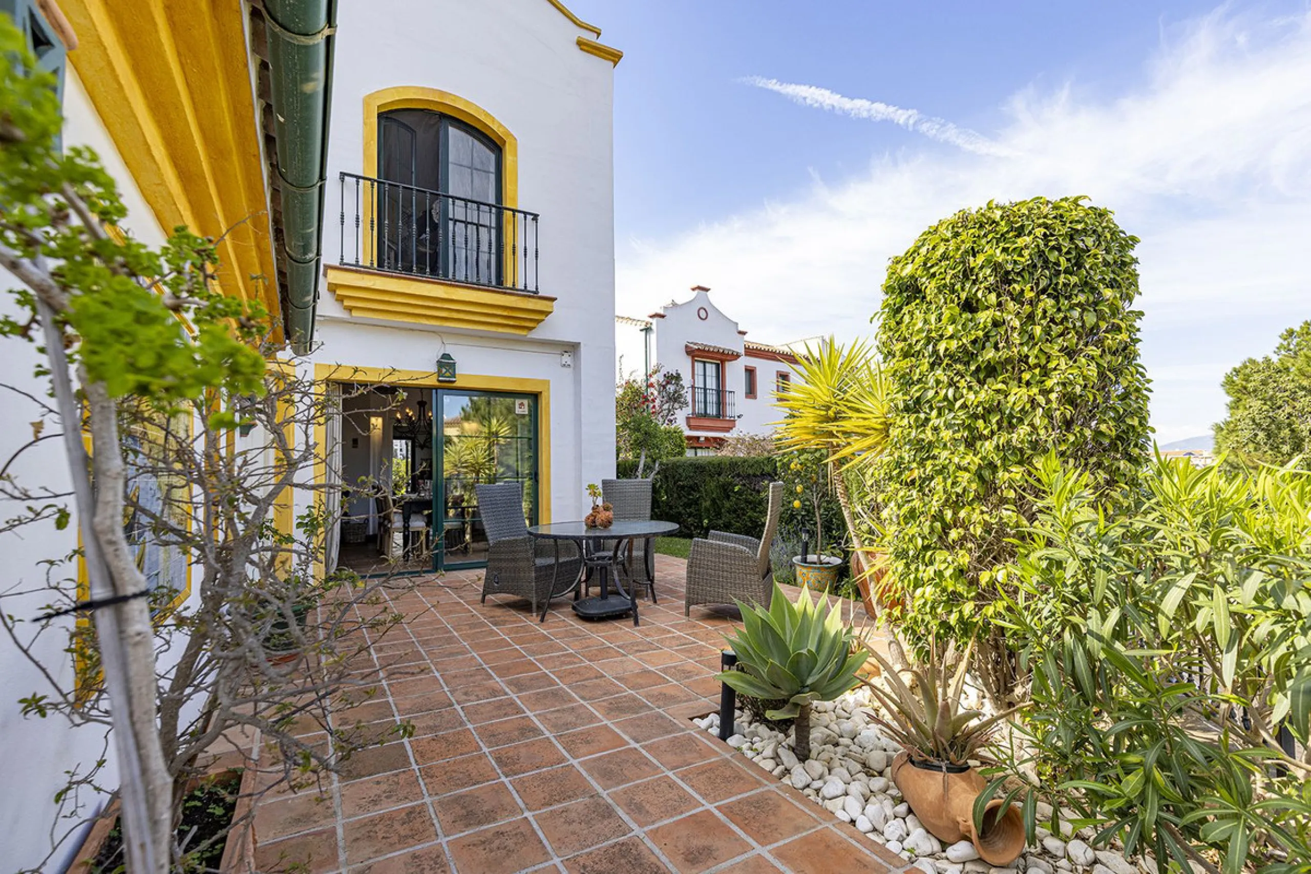 Discover the perfect blend of comfort and scenery in this charming semi-detached house, situated in the Islas de Miraflores residential development. The property is boasting breathtaking views over the rolling greens of the golf course and distant mountai