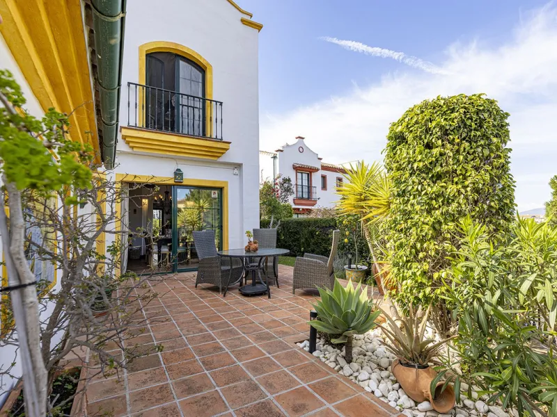 Discover the perfect blend of comfort and scenery in this charming semi-detached house, situated in the Islas de Miraflores residential development. The property is boasting breathtaking views over the rolling greens of the golf course and distant mountai