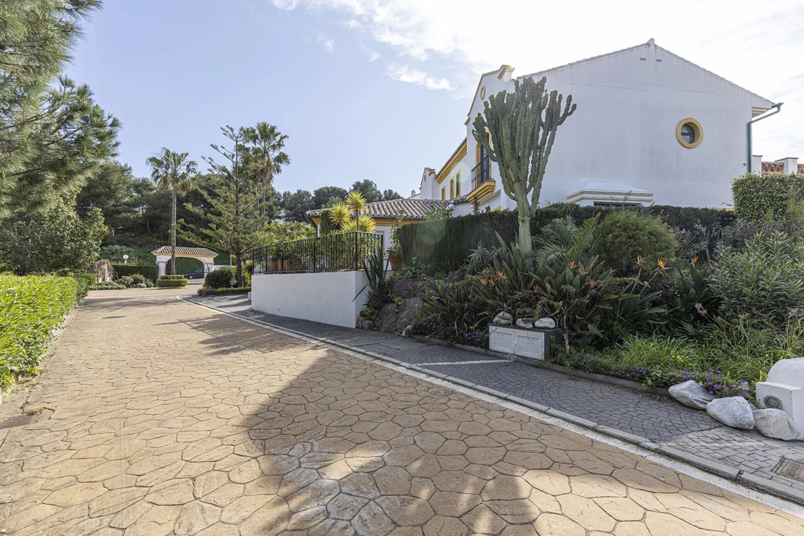 Discover the perfect blend of comfort and scenery in this charming semi-detached house, situated in the Islas de Miraflores residential development. The property is boasting breathtaking views over the rolling greens of the golf course and distant mountai