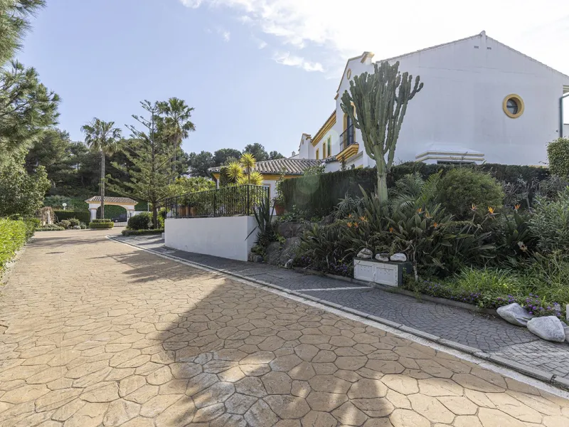 Discover the perfect blend of comfort and scenery in this charming semi-detached house, situated in the Islas de Miraflores residential development. The property is boasting breathtaking views over the rolling greens of the golf course and distant mountai