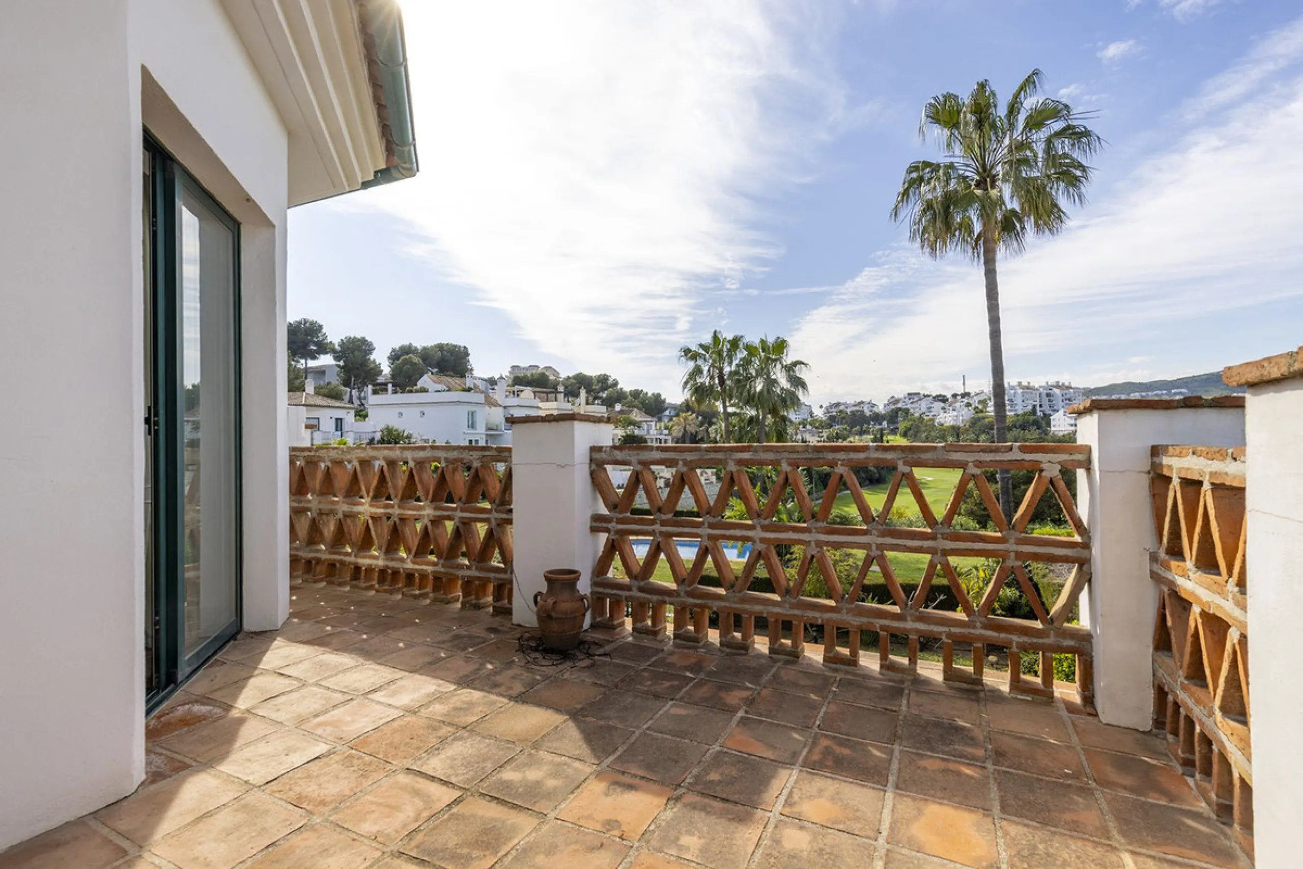 Discover the perfect blend of comfort and scenery in this charming semi-detached house, situated in the Islas de Miraflores residential development. The property is boasting breathtaking views over the rolling greens of the golf course and distant mountai