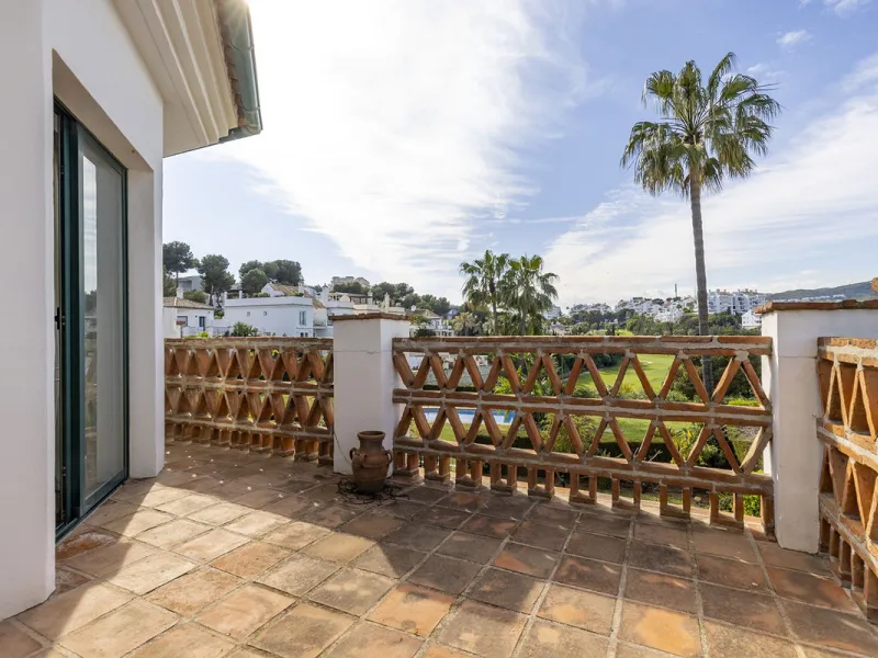 Discover the perfect blend of comfort and scenery in this charming semi-detached house, situated in the Islas de Miraflores residential development. The property is boasting breathtaking views over the rolling greens of the golf course and distant mountai