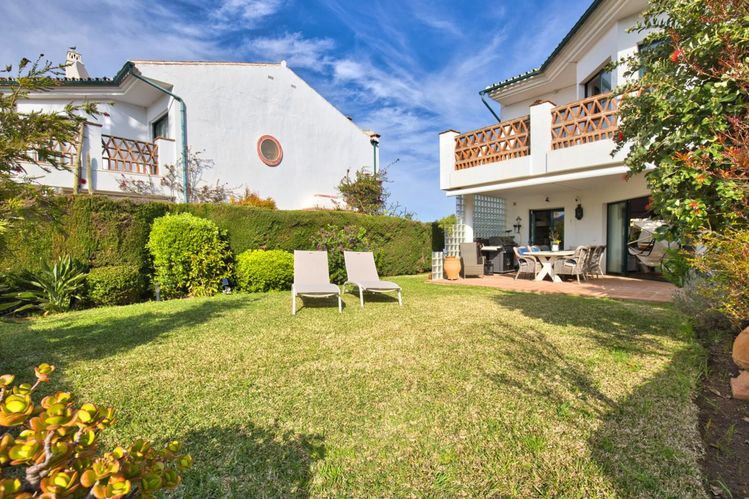 Discover the perfect blend of comfort and scenery in this charming semi-detached house, situated in the Islas de Miraflores residential development. The property is boasting breathtaking views over the rolling greens of the golf course and distant mountai