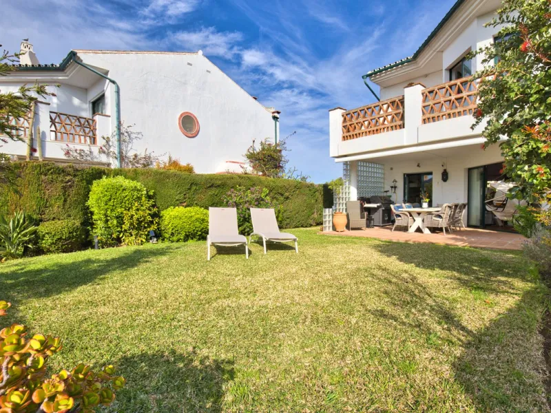 Discover the perfect blend of comfort and scenery in this charming semi-detached house, situated in the Islas de Miraflores residential development. The property is boasting breathtaking views over the rolling greens of the golf course and distant mountai