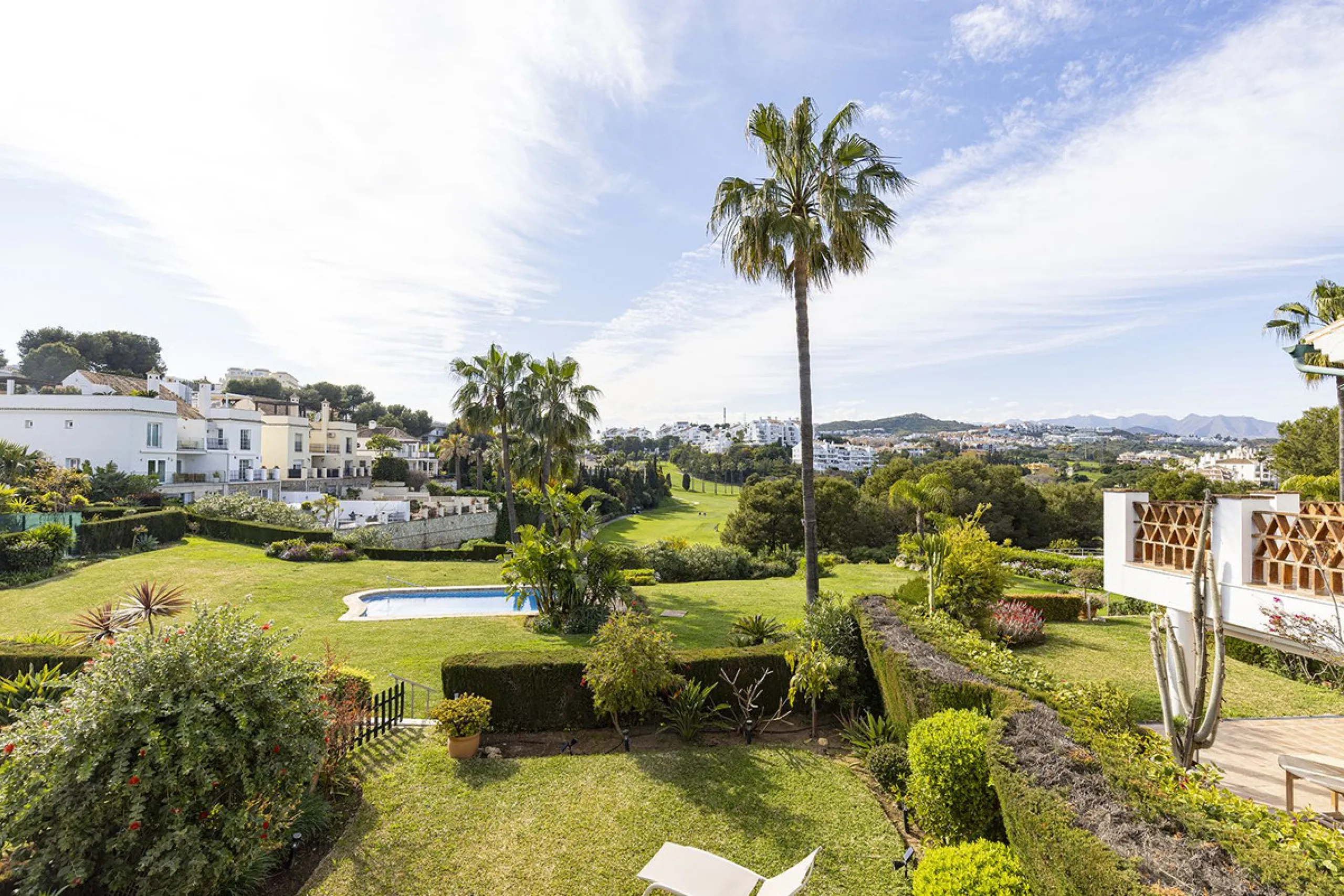 Discover the perfect blend of comfort and scenery in this charming semi-detached house, situated in the Islas de Miraflores residential development. The property is boasting breathtaking views over the rolling greens of the golf course and distant mountai