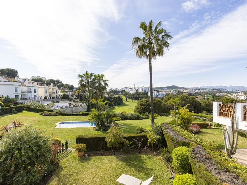 Discover the perfect blend of comfort and scenery in this charming semi-detached house, situated in the Islas de Miraflores residential development. The property is boasting breathtaking views over the rolling greens of the golf course and distant mountai