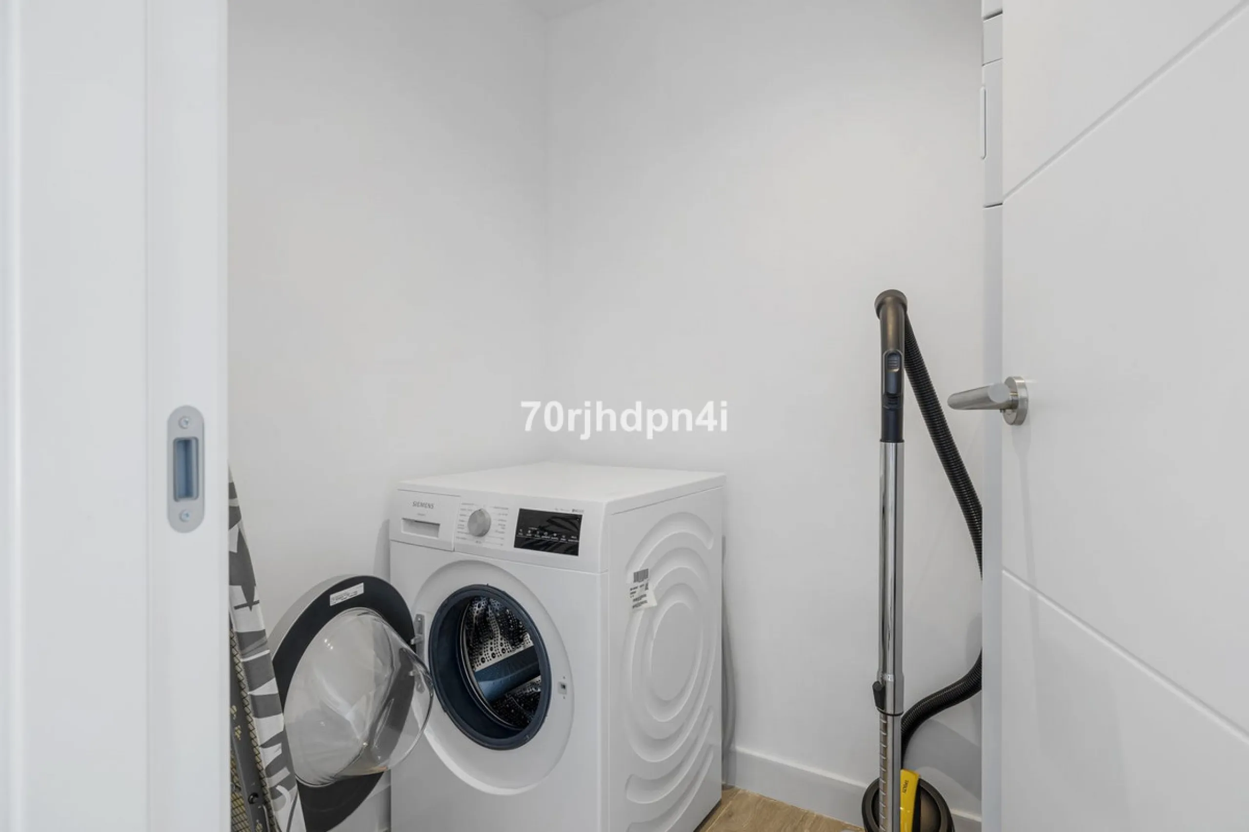 Apartment - Middle Floor Apartment в продаже в Casares, Málaga. В доме 2 спален и 2 ванных комнат. Площадь дома 84 м²