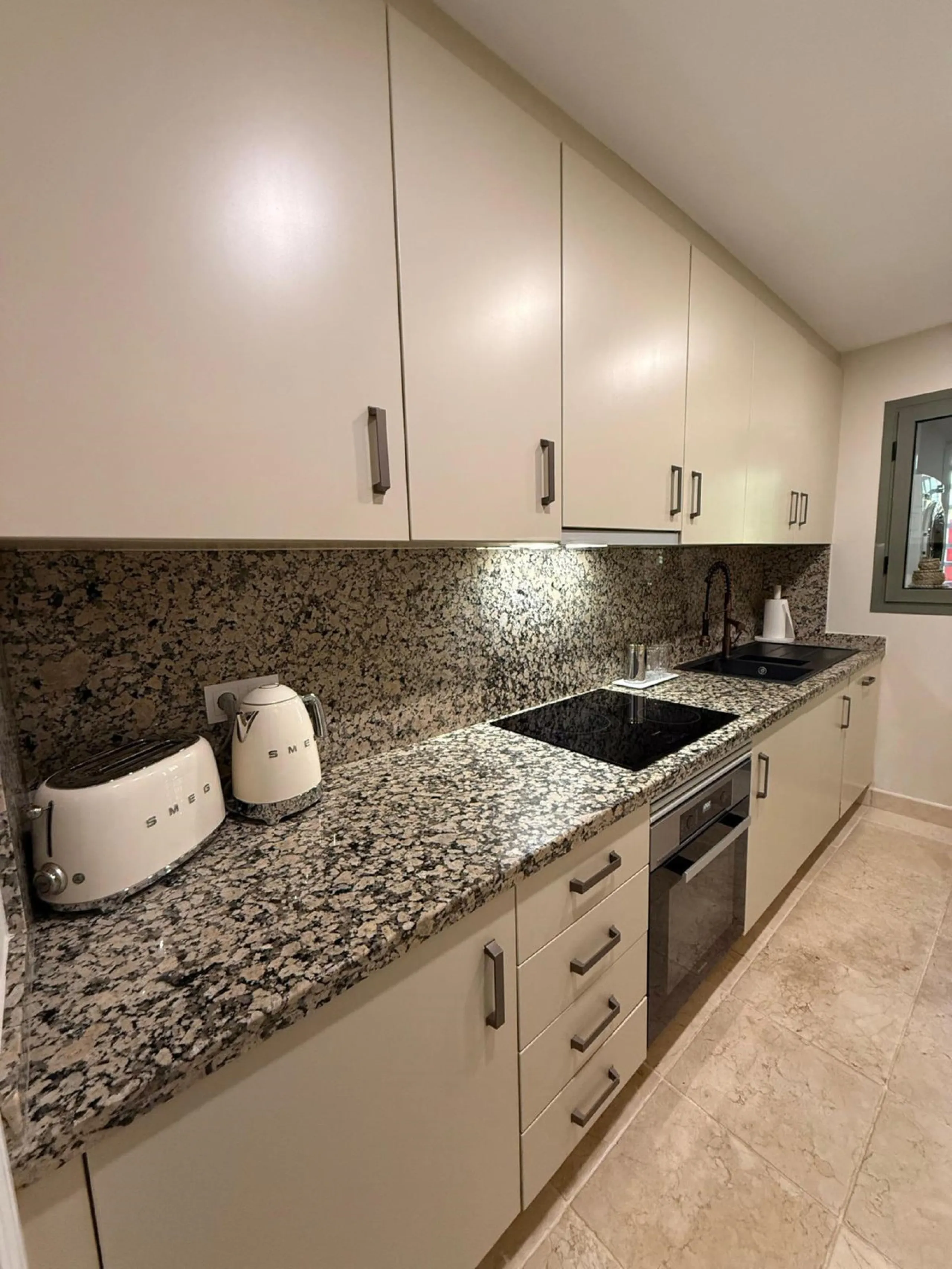 Presenting an elegant, recently built apartment located in the prestigious Benatalaya development, in the eastern area of Estepona, Málaga. Boasting a privileged frontline golf location and surrounded by all necessary amenities, this property stands out f