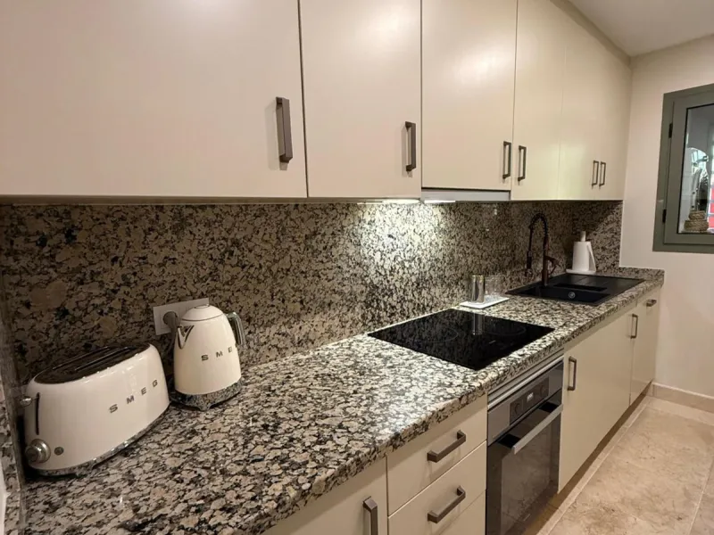 Presenting an elegant, recently built apartment located in the prestigious Benatalaya development, in the eastern area of Estepona, Málaga. Boasting a privileged frontline golf location and surrounded by all necessary amenities, this property stands out f