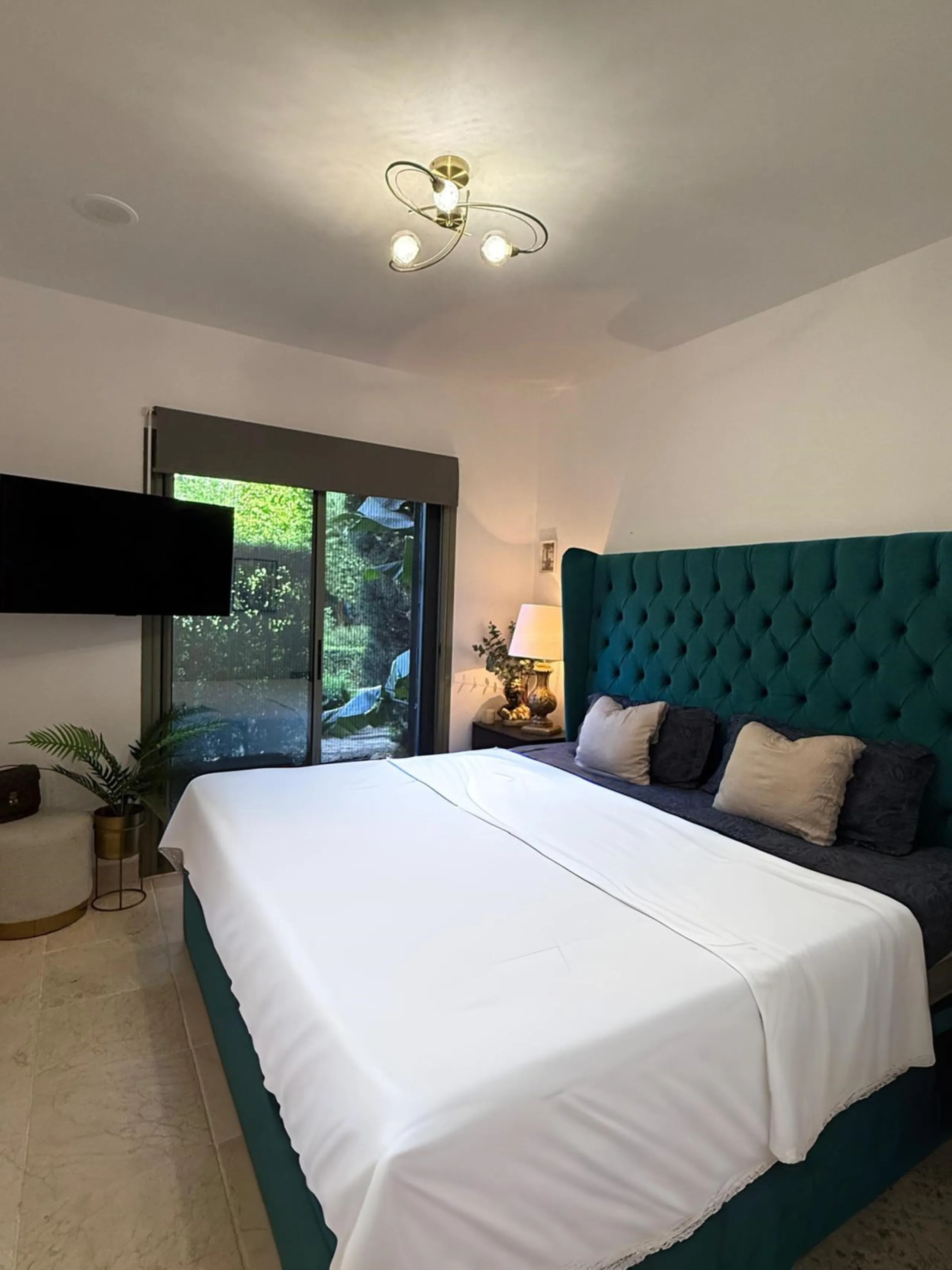 Presenting an elegant, recently built apartment located in the prestigious Benatalaya development, in the eastern area of Estepona, Málaga. Boasting a privileged frontline golf location and surrounded by all necessary amenities, this property stands out f