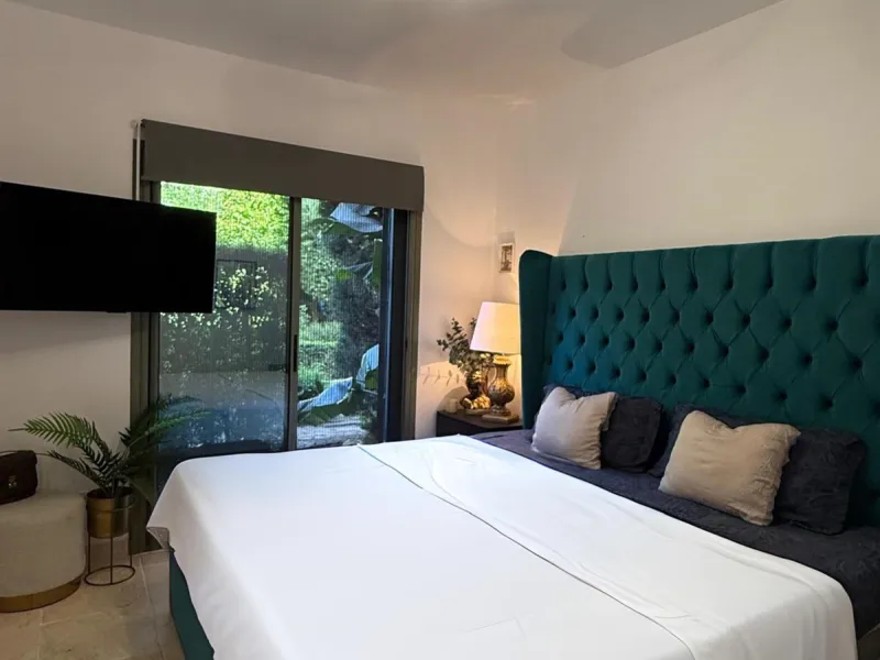 Presenting an elegant, recently built apartment located in the prestigious Benatalaya development, in the eastern area of Estepona, Málaga. Boasting a privileged frontline golf location and surrounded by all necessary amenities, this property stands out f