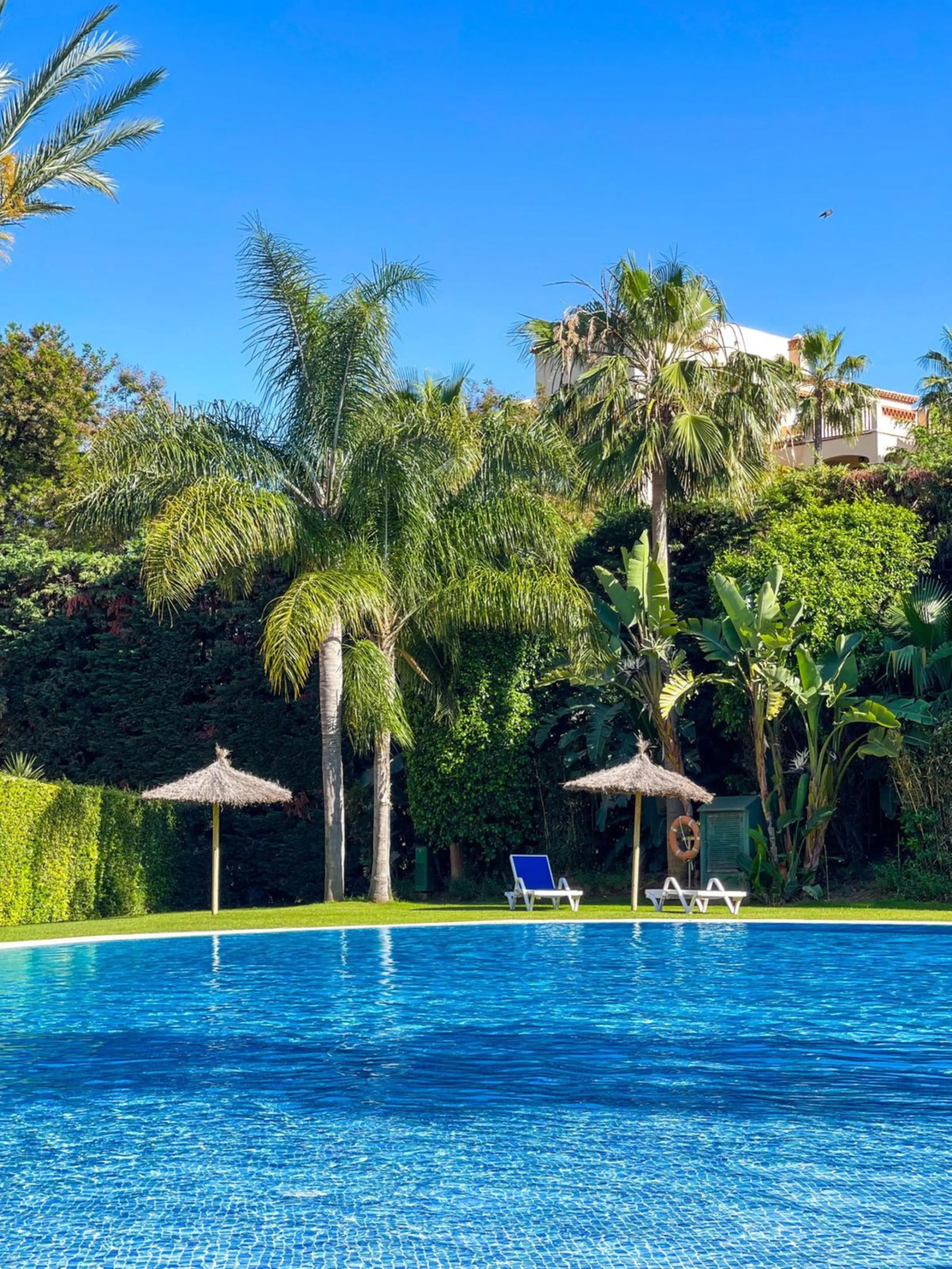 Presenting an elegant, recently built apartment located in the prestigious Benatalaya development, in the eastern area of Estepona, Málaga. Boasting a privileged frontline golf location and surrounded by all necessary amenities, this property stands out f