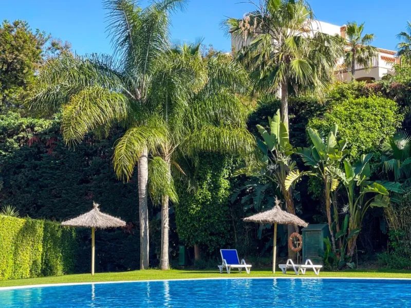 Presenting an elegant, recently built apartment located in the prestigious Benatalaya development, in the eastern area of Estepona, Málaga. Boasting a privileged frontline golf location and surrounded by all necessary amenities, this property stands out f