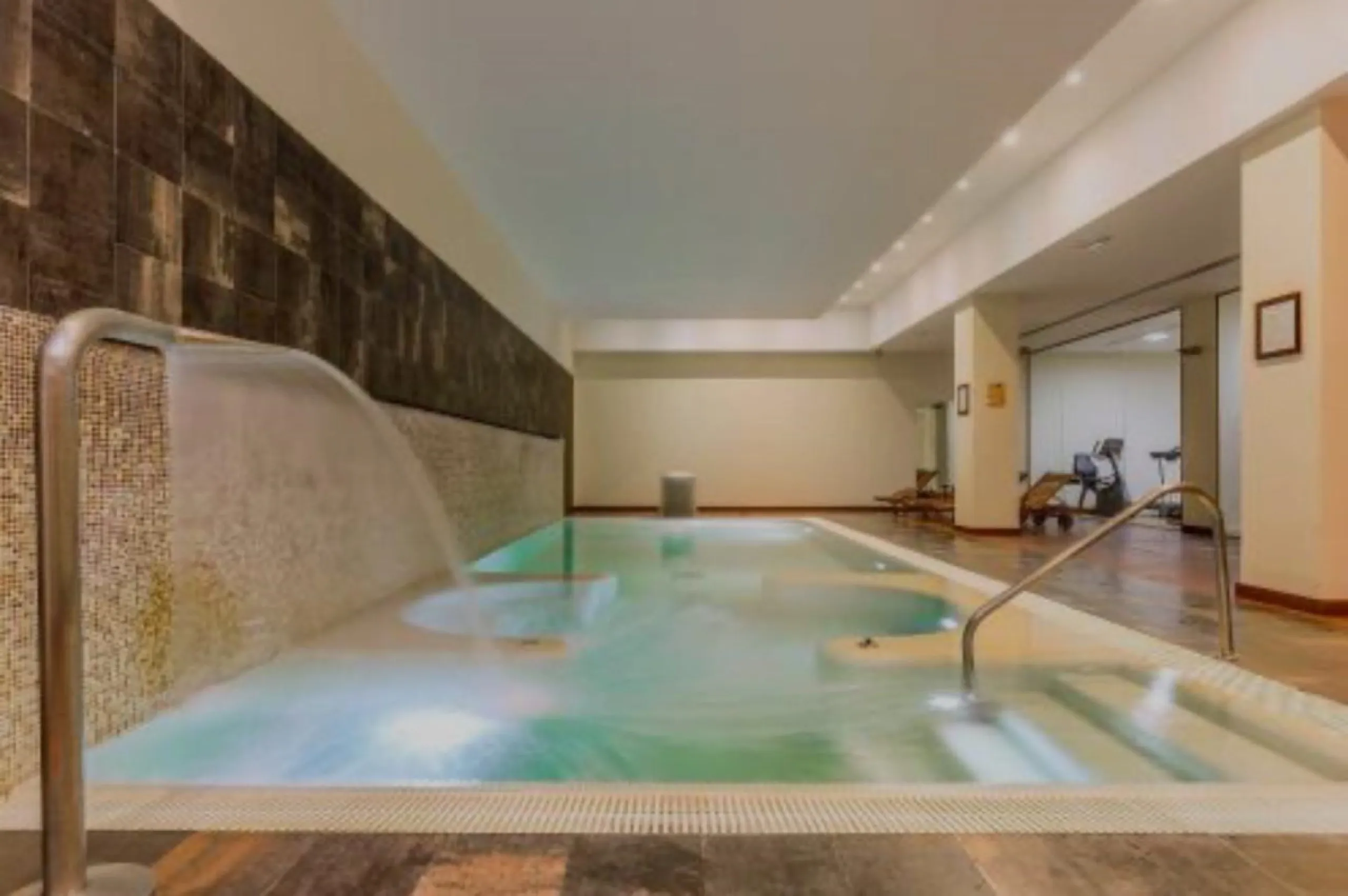 Presenting an elegant, recently built apartment located in the prestigious Benatalaya development, in the eastern area of Estepona, Málaga. Boasting a privileged frontline golf location and surrounded by all necessary amenities, this property stands out f