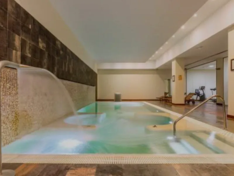 Presenting an elegant, recently built apartment located in the prestigious Benatalaya development, in the eastern area of Estepona, Málaga. Boasting a privileged frontline golf location and surrounded by all necessary amenities, this property stands out f