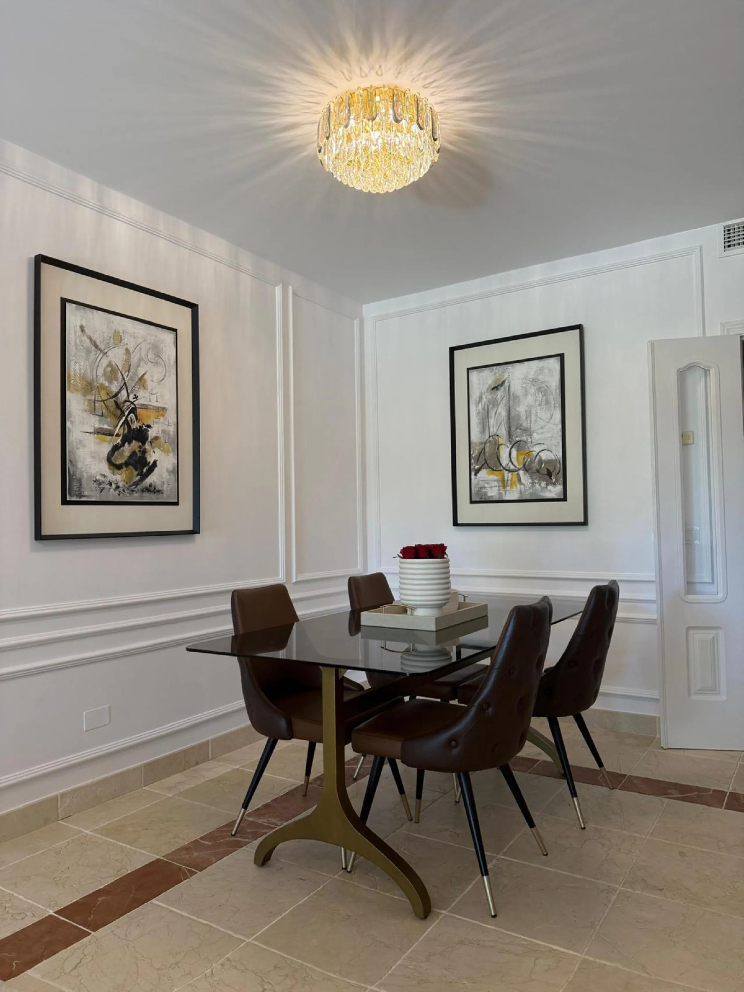 Presenting an elegant, recently built apartment located in the prestigious Benatalaya development, in the eastern area of Estepona, Málaga. Boasting a privileged frontline golf location and surrounded by all necessary amenities, this property stands out f