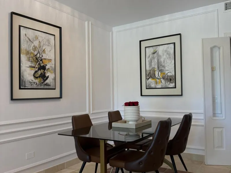 Presenting an elegant, recently built apartment located in the prestigious Benatalaya development, in the eastern area of Estepona, Málaga. Boasting a privileged frontline golf location and surrounded by all necessary amenities, this property stands out f