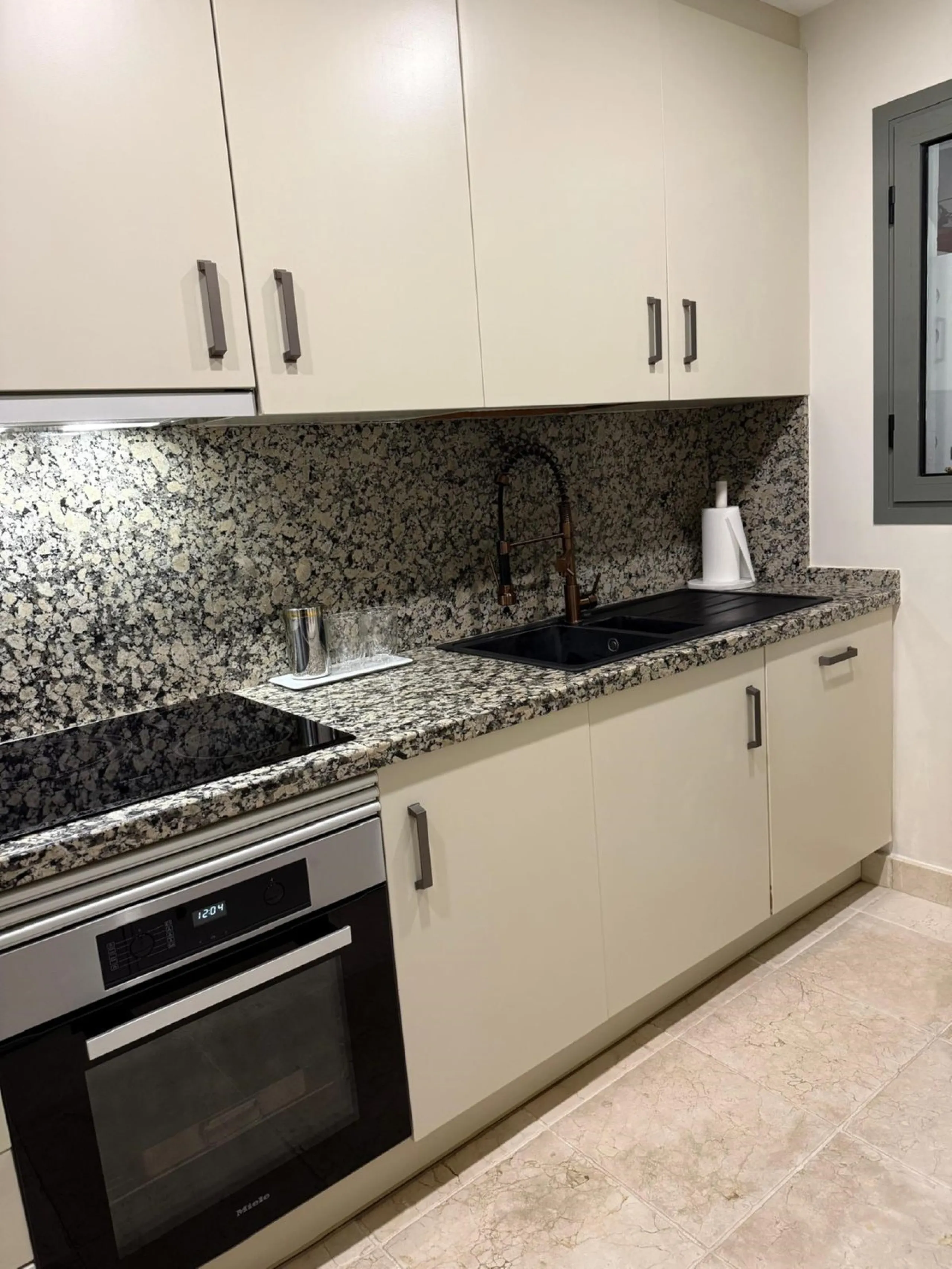 Presenting an elegant, recently built apartment located in the prestigious Benatalaya development, in the eastern area of Estepona, Málaga. Boasting a privileged frontline golf location and surrounded by all necessary amenities, this property stands out f