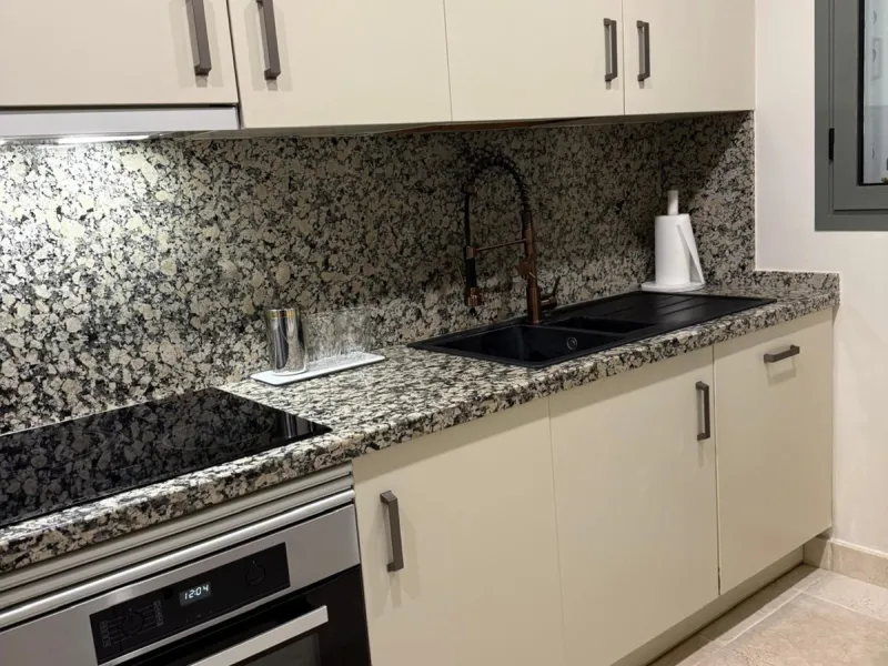 Presenting an elegant, recently built apartment located in the prestigious Benatalaya development, in the eastern area of Estepona, Málaga. Boasting a privileged frontline golf location and surrounded by all necessary amenities, this property stands out f