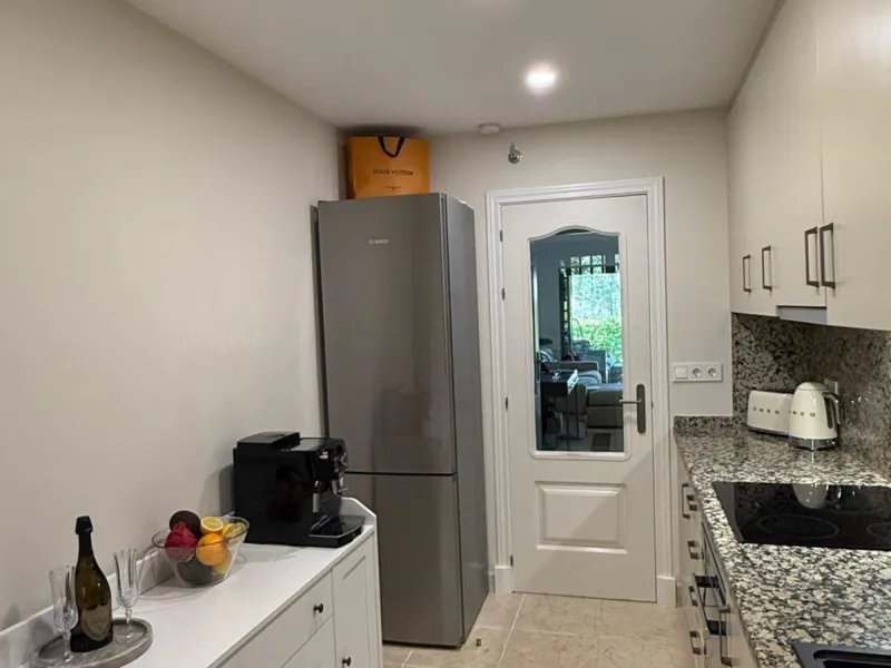 Presenting an elegant, recently built apartment located in the prestigious Benatalaya development, in the eastern area of Estepona, Málaga. Boasting a privileged frontline golf location and surrounded by all necessary amenities, this property stands out f