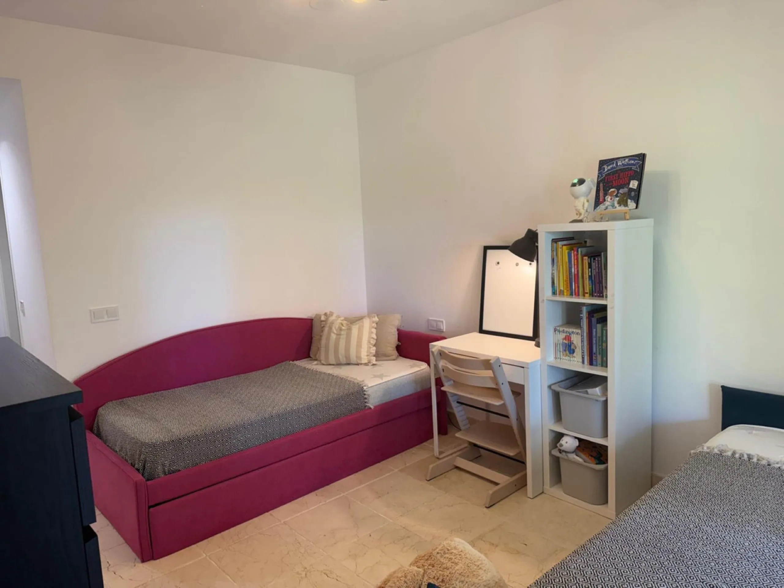 Presenting an elegant, recently built apartment located in the prestigious Benatalaya development, in the eastern area of Estepona, Málaga. Boasting a privileged frontline golf location and surrounded by all necessary amenities, this property stands out f