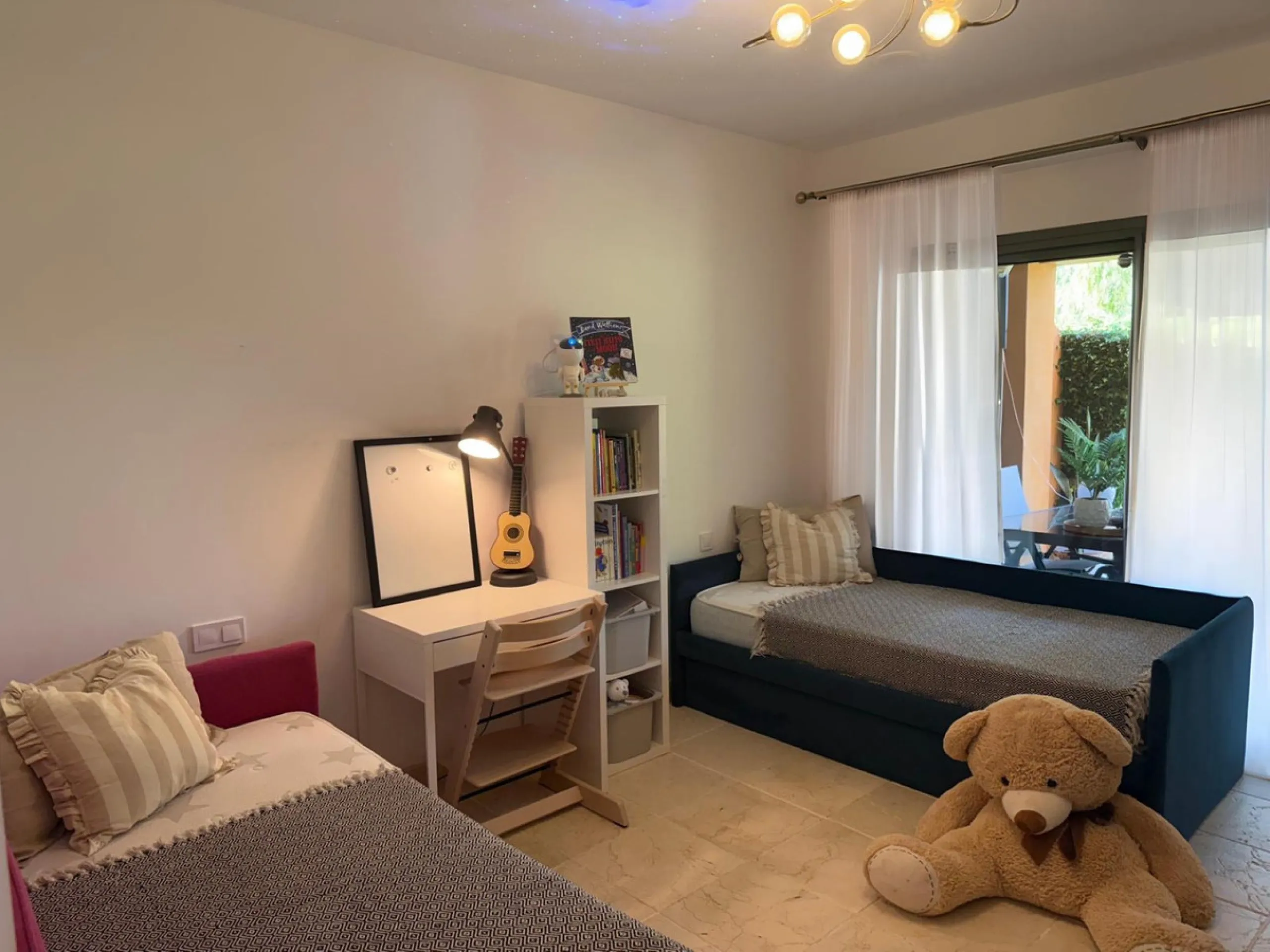 Presenting an elegant, recently built apartment located in the prestigious Benatalaya development, in the eastern area of Estepona, Málaga. Boasting a privileged frontline golf location and surrounded by all necessary amenities, this property stands out f