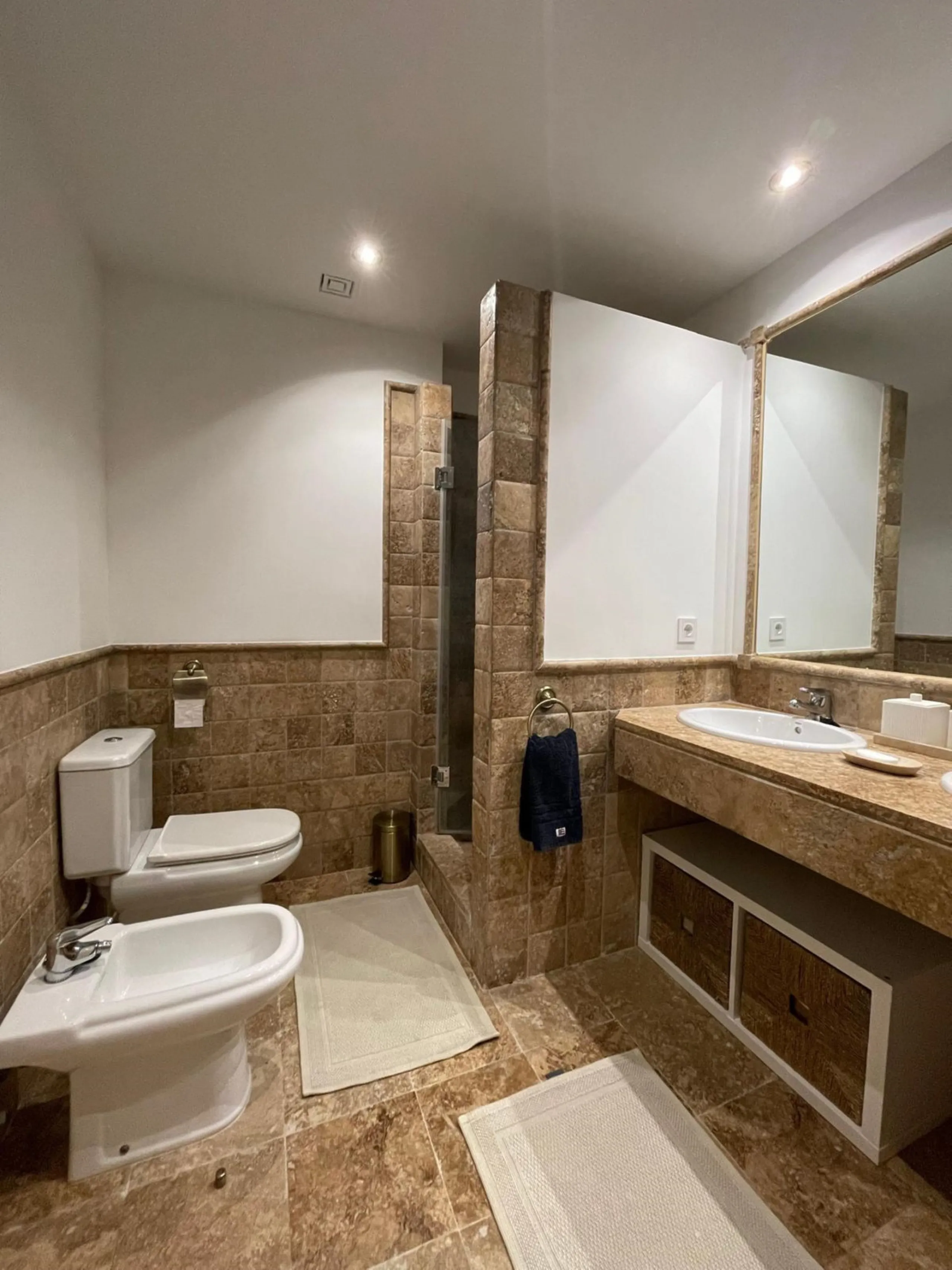 Presenting an elegant, recently built apartment located in the prestigious Benatalaya development, in the eastern area of Estepona, Málaga. Boasting a privileged frontline golf location and surrounded by all necessary amenities, this property stands out f