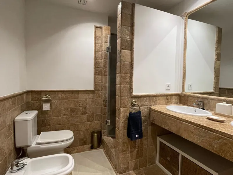 Presenting an elegant, recently built apartment located in the prestigious Benatalaya development, in the eastern area of Estepona, Málaga. Boasting a privileged frontline golf location and surrounded by all necessary amenities, this property stands out f