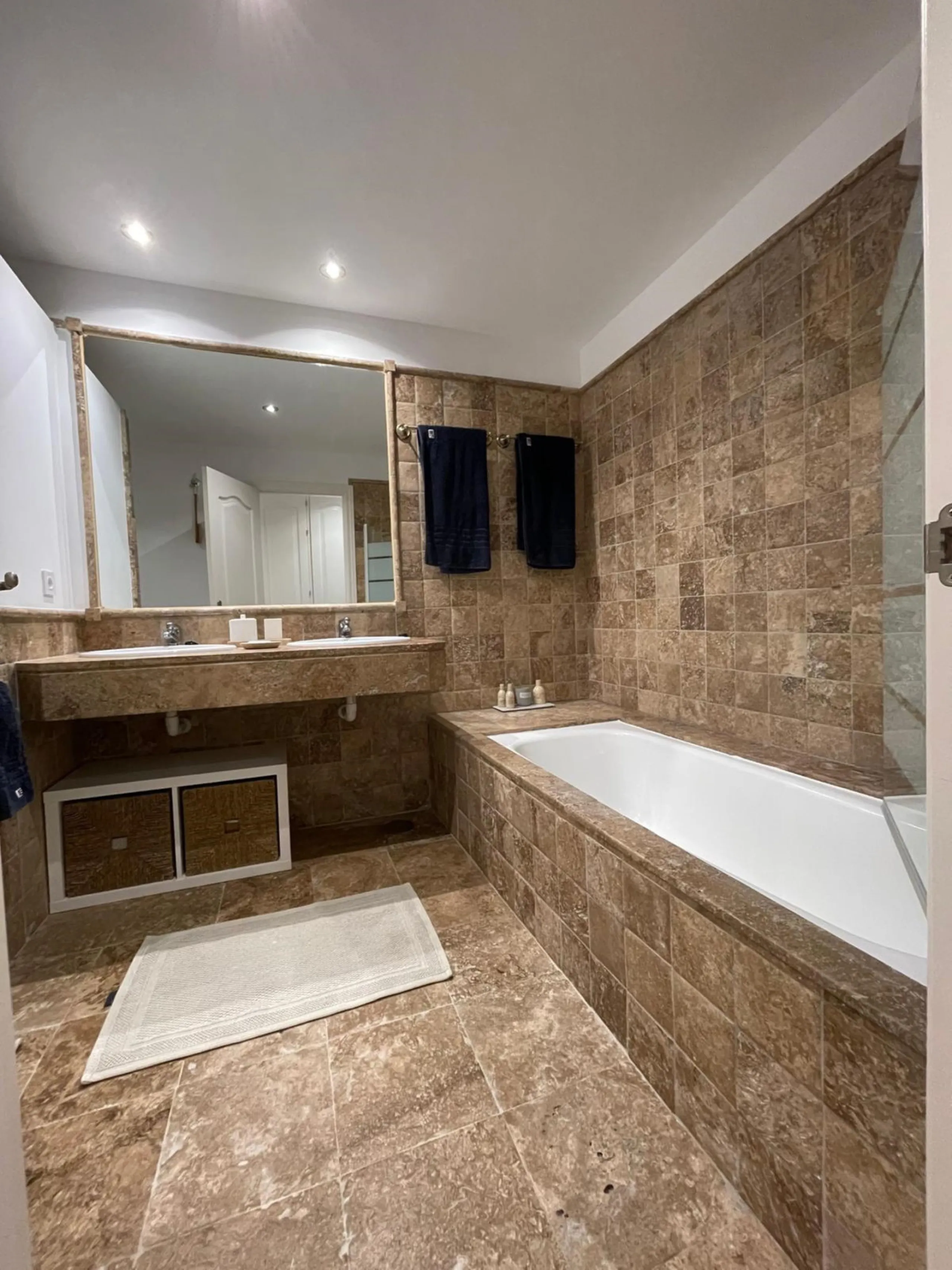 Presenting an elegant, recently built apartment located in the prestigious Benatalaya development, in the eastern area of Estepona, Málaga. Boasting a privileged frontline golf location and surrounded by all necessary amenities, this property stands out f