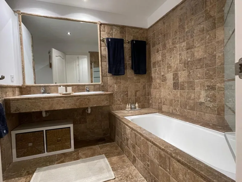 Presenting an elegant, recently built apartment located in the prestigious Benatalaya development, in the eastern area of Estepona, Málaga. Boasting a privileged frontline golf location and surrounded by all necessary amenities, this property stands out f