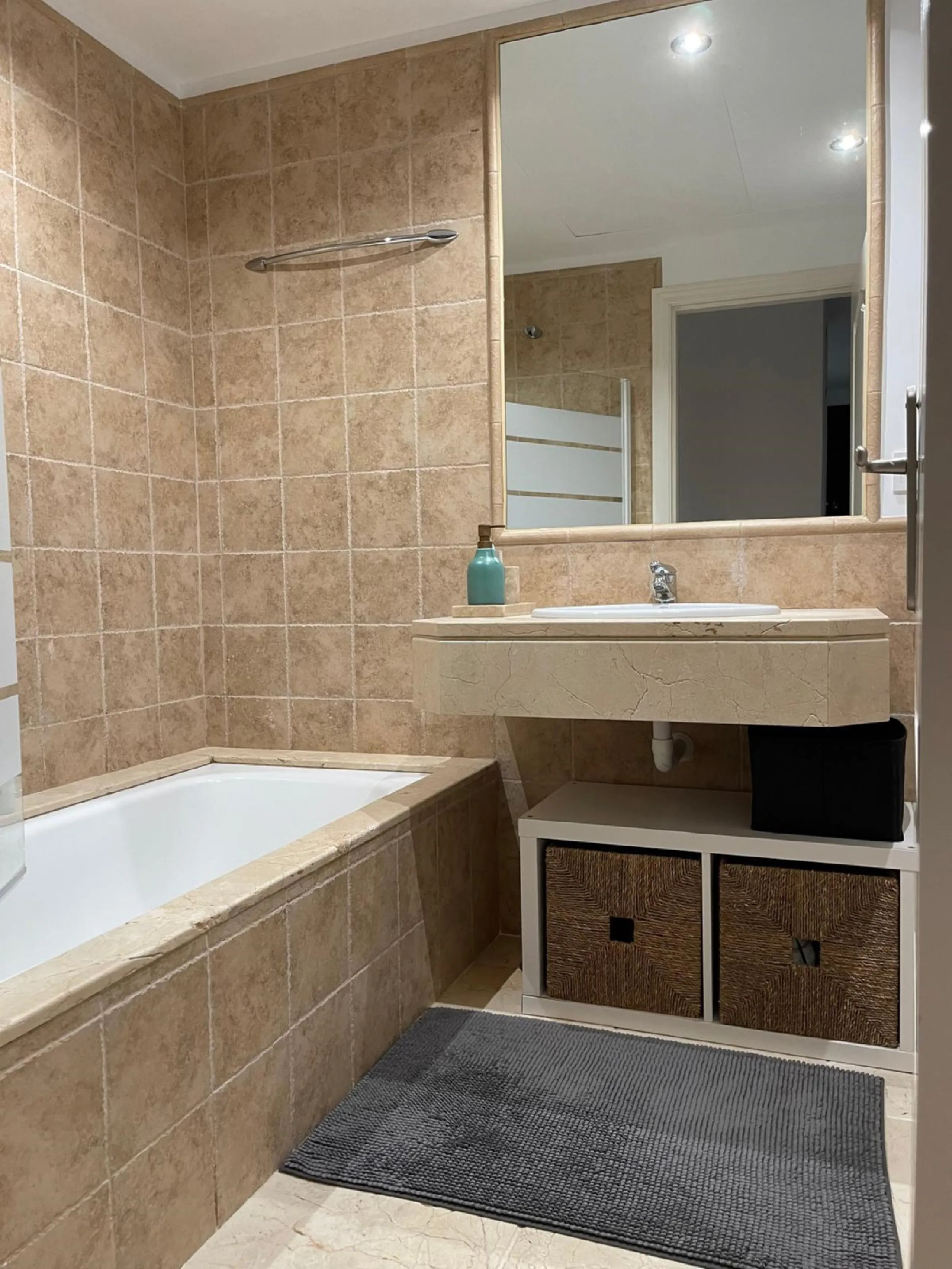 Presenting an elegant, recently built apartment located in the prestigious Benatalaya development, in the eastern area of Estepona, Málaga. Boasting a privileged frontline golf location and surrounded by all necessary amenities, this property stands out f