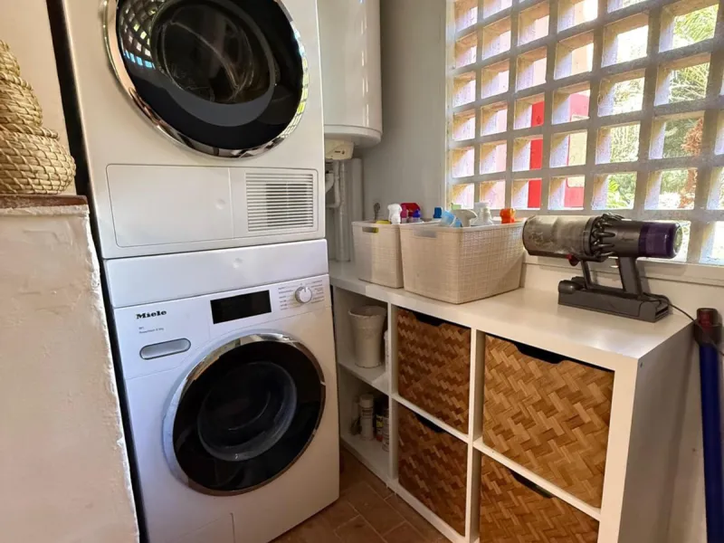 Presenting an elegant, recently built apartment located in the prestigious Benatalaya development, in the eastern area of Estepona, Málaga. Boasting a privileged frontline golf location and surrounded by all necessary amenities, this property stands out f