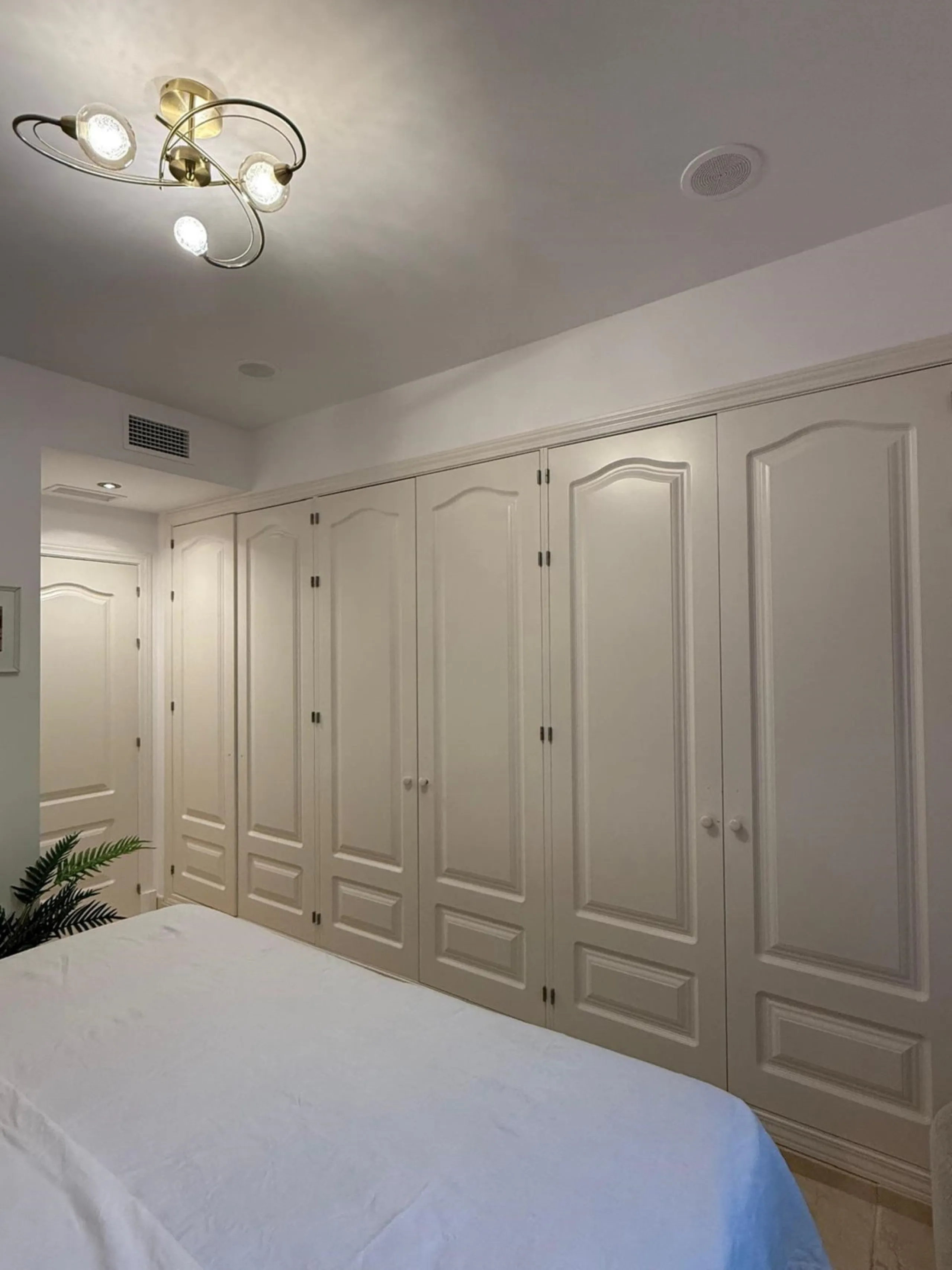 Presenting an elegant, recently built apartment located in the prestigious Benatalaya development, in the eastern area of Estepona, Málaga. Boasting a privileged frontline golf location and surrounded by all necessary amenities, this property stands out f