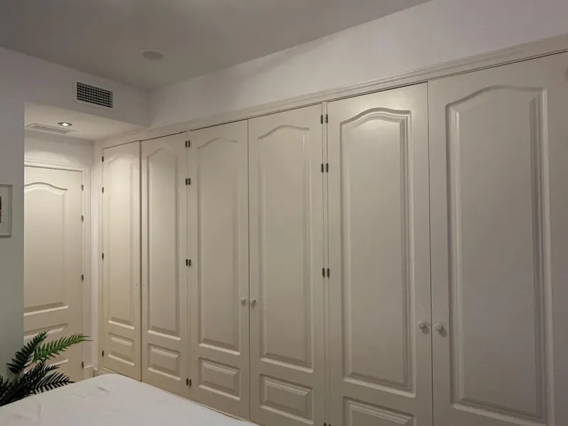 Presenting an elegant, recently built apartment located in the prestigious Benatalaya development, in the eastern area of Estepona, Málaga. Boasting a privileged frontline golf location and surrounded by all necessary amenities, this property stands out f