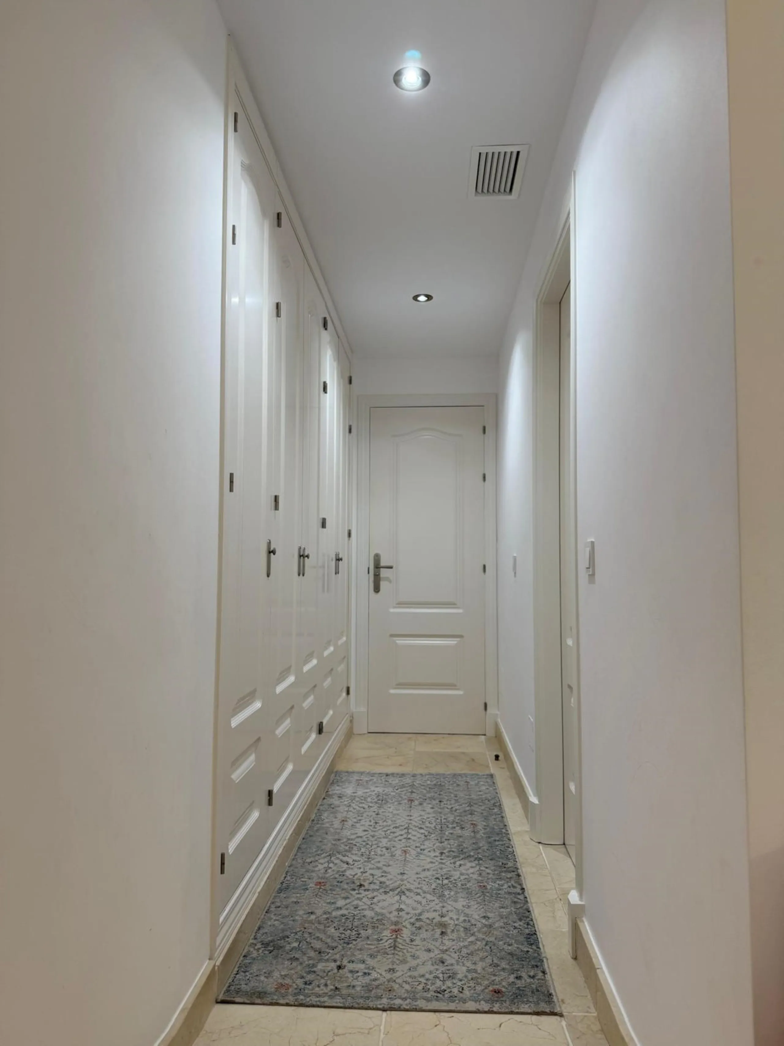 Presenting an elegant, recently built apartment located in the prestigious Benatalaya development, in the eastern area of Estepona, Málaga. Boasting a privileged frontline golf location and surrounded by all necessary amenities, this property stands out f