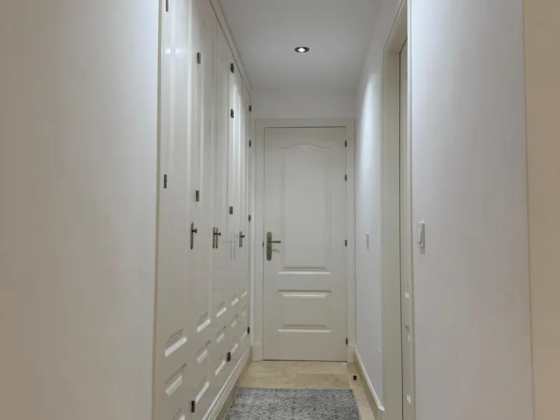 Presenting an elegant, recently built apartment located in the prestigious Benatalaya development, in the eastern area of Estepona, Málaga. Boasting a privileged frontline golf location and surrounded by all necessary amenities, this property stands out f